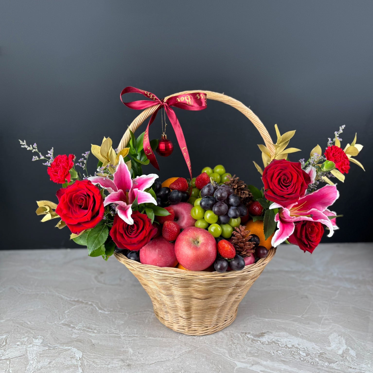 Hamper Christmas Jakarta. Celebrate the season with the Festive Royal Harvest Fruity Parcel by Le Bliss Box. Premium imported fruits beautifully styled for gifting in Jakarta, Tangerang, Cirebon & Surabaya.