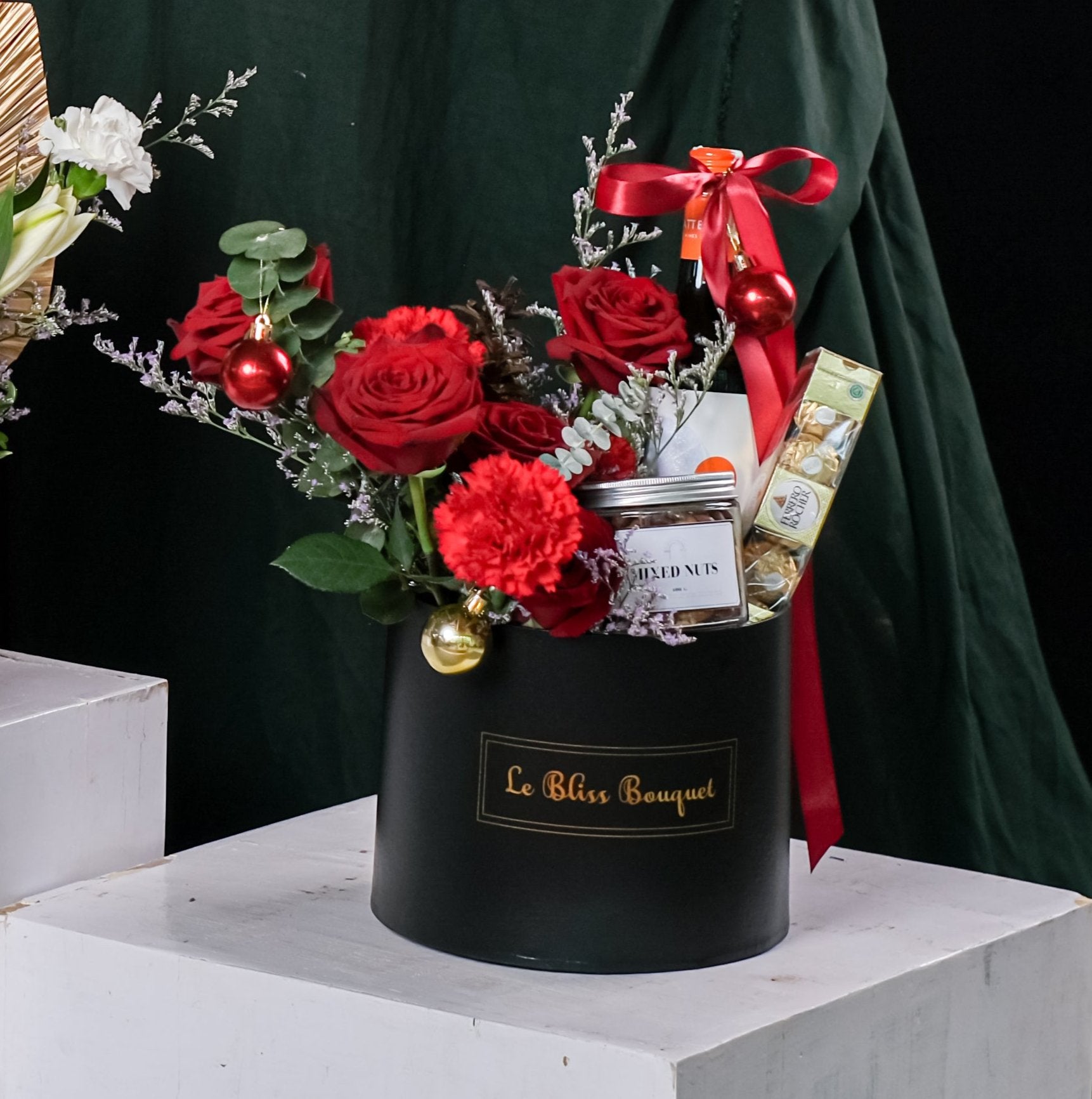 Hamper Natal Jakarta, Bintaro, Cirebon mewah dari Le Bliss Bouquet dengan mawar Ekuador dan dekorasi Natal