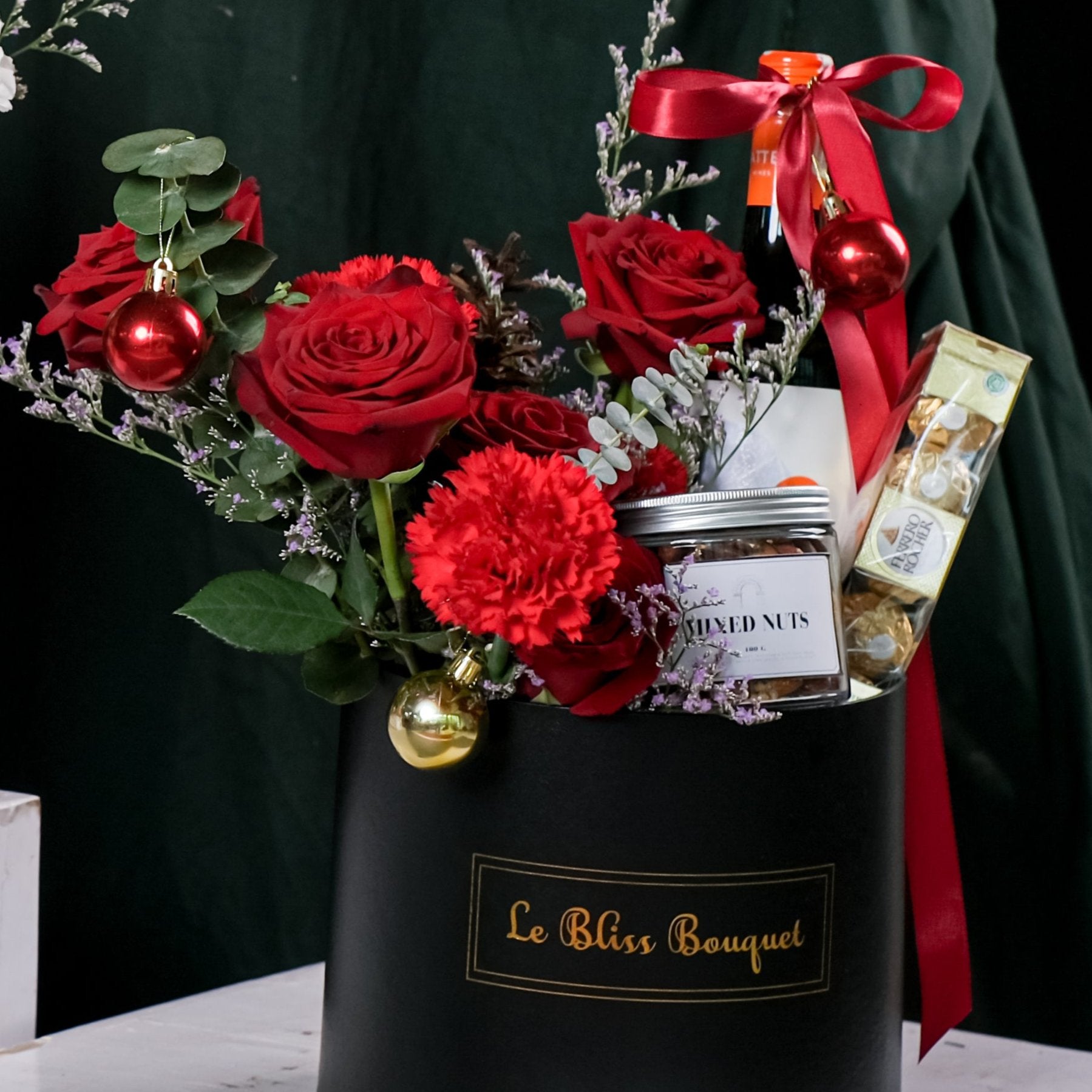Hamper Natal Jakarta mewah dari Le Bliss Bouquet dengan mawar Ekuador dan dekorasi Natal