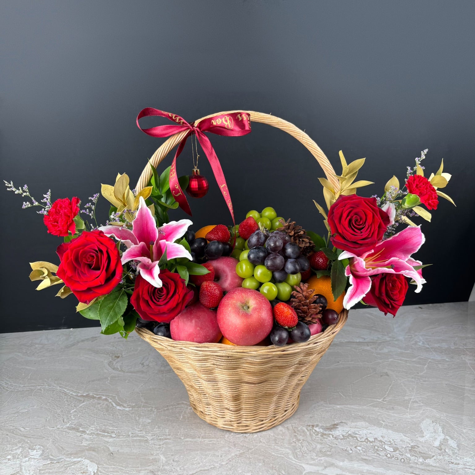 Hamper Natal jAKARTA. Celebrate the season with the Festive Royal Harvest Fruity Parcel by Le Bliss Box. Premium imported fruits beautifully styled for gifting in Jakarta, Tangerang, Cirebon & Surabaya.