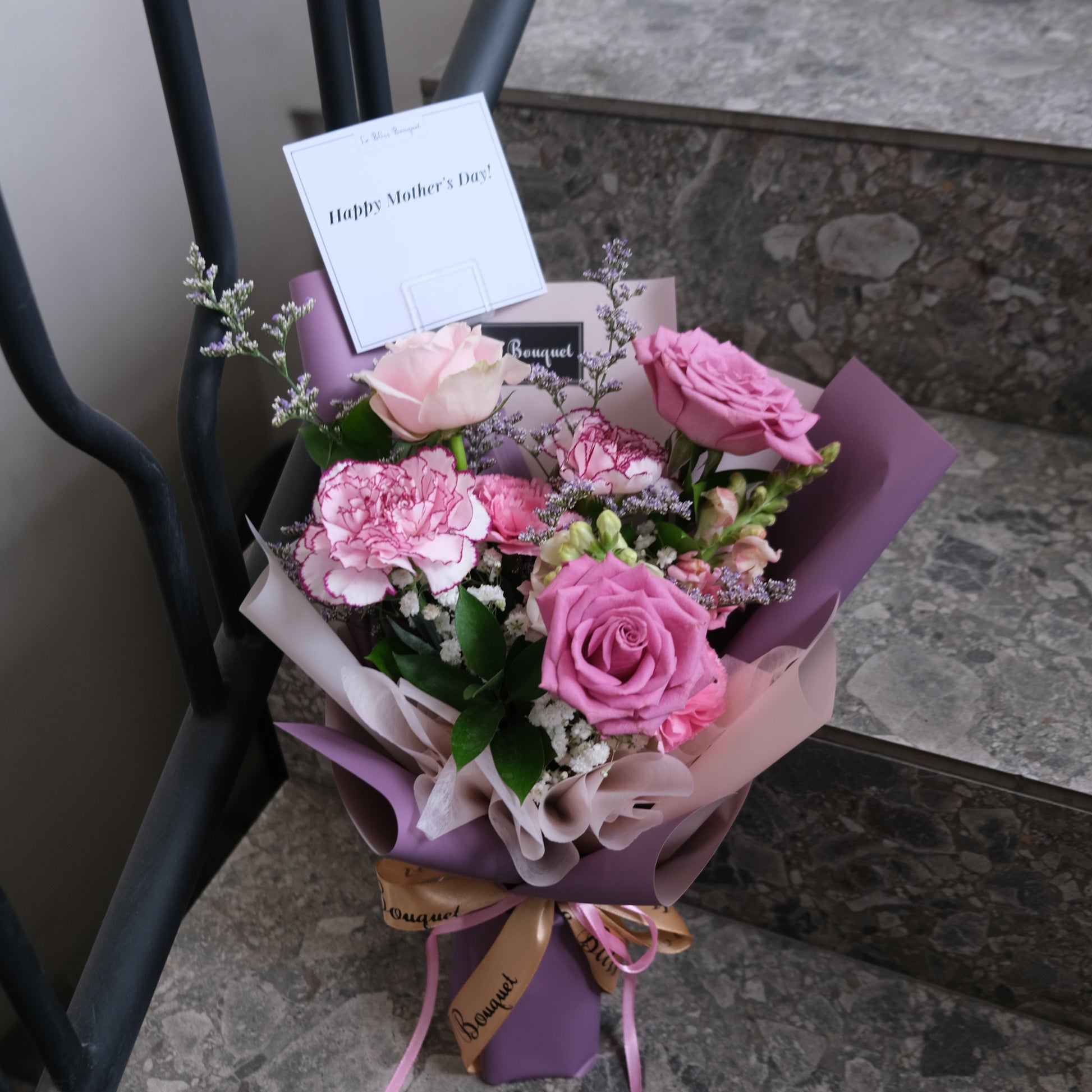 Hari Ibu Smallie Bouquet dari Le Bliss Bouquet. Kado Hari Ibu elegan dengan bunga pink & lilac. Pengiriman Surabaya, Jakarta & Cirebon. 