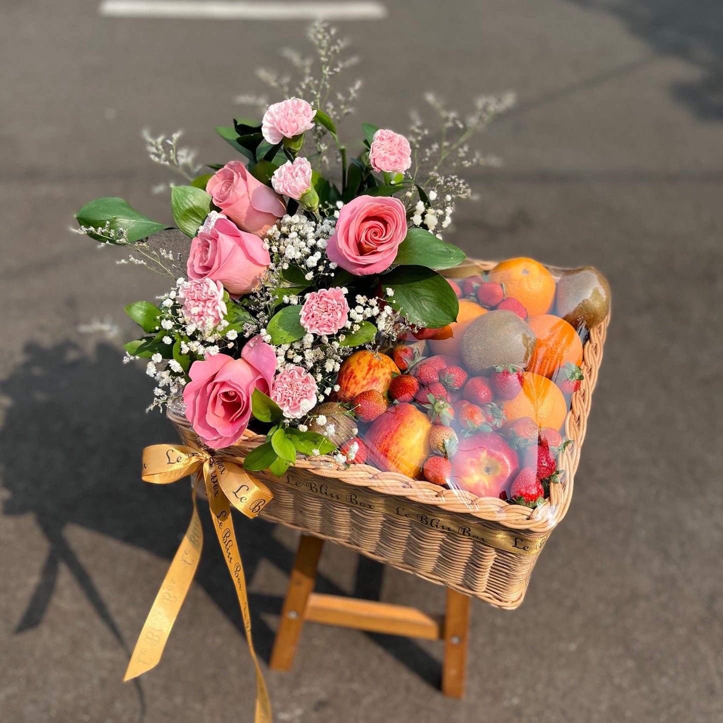 Pink Parcel Fruit Hamper dari Le Bliss Bouquet, tersedia di Jakarta, Bintaro, BSD, dan Cirebon. Pengiriman sameday untuk buah segar dan bunga cantik, hadiah sempurna untuk berbagai acara.