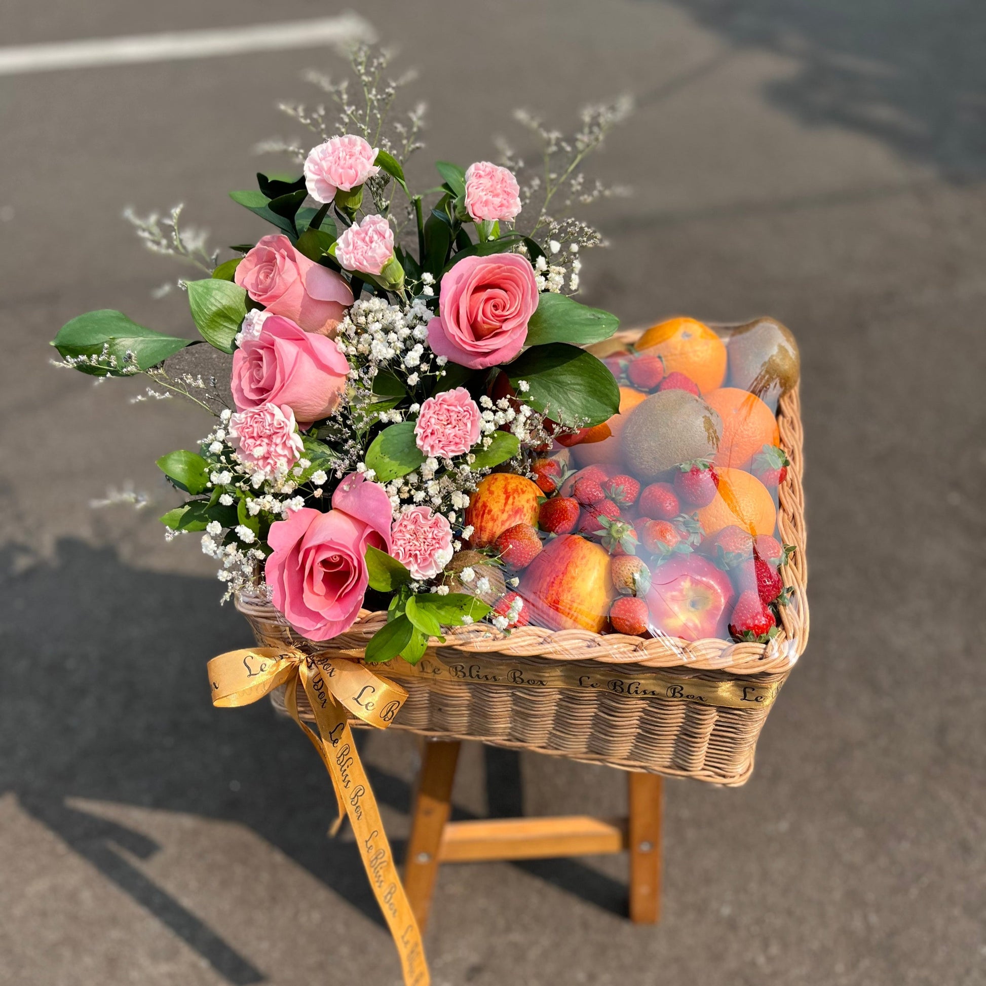 Pink Parcel Fruit Hamper dari Le Bliss Bouquet, tersedia di Jakarta, Bintaro, BSD, dan Cirebon. Pengiriman sameday untuk buah segar dan bunga cantik, hadiah sempurna untuk berbagai acara.