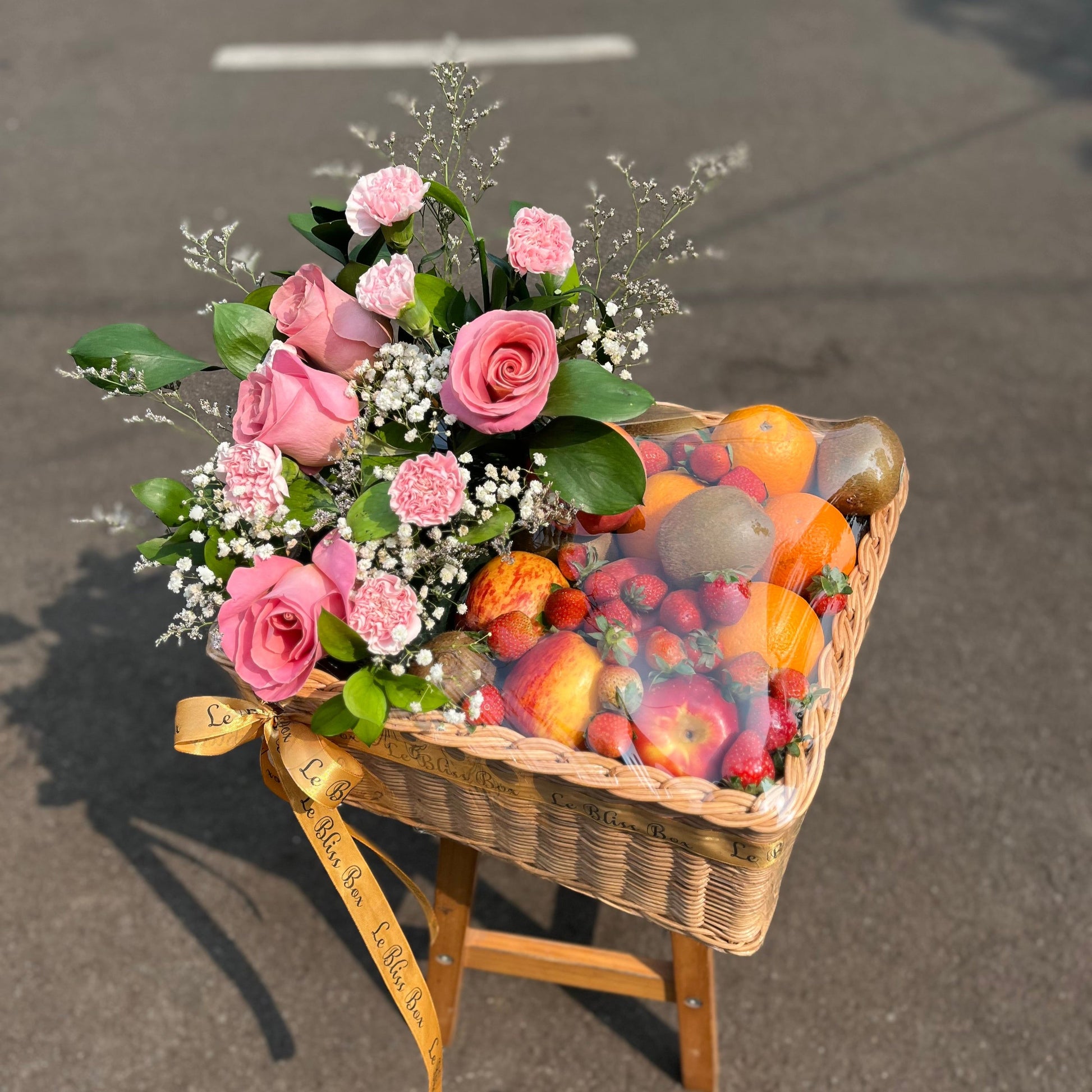 Pink Parcel Fruit Hamper dari Le Bliss Bouquet, tersedia di Jakarta, Bintaro, BSD, dan Cirebon. Pengiriman sameday untuk buah segar dan bunga cantik, hadiah sempurna untuk berbagai acara.