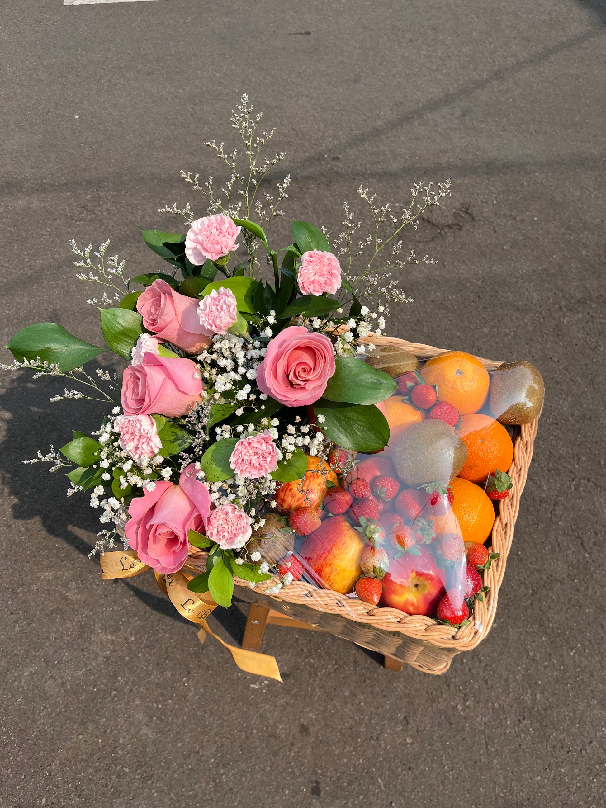 Pink Parcel Fruit Hamper dari Le Bliss Bouquet, tersedia di Jakarta, Bintaro, BSD, dan Cirebon. Pengiriman sameday untuk buah segar dan bunga cantik, hadiah sempurna untuk berbagai acara.