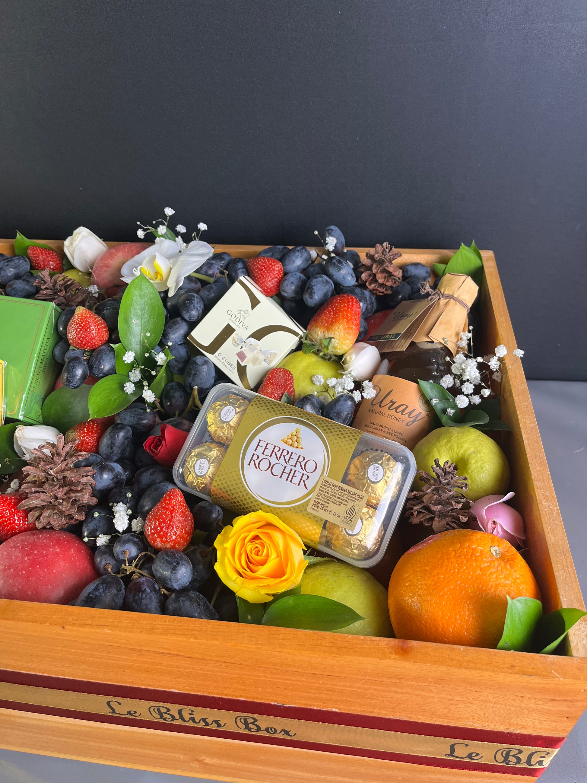 Parcel Buah besar dengan kombinasi twg tea, bacha coffee, Godiva chocolate, Ferrero, in a wooden box by Le bliss box. Grand fruit hamper