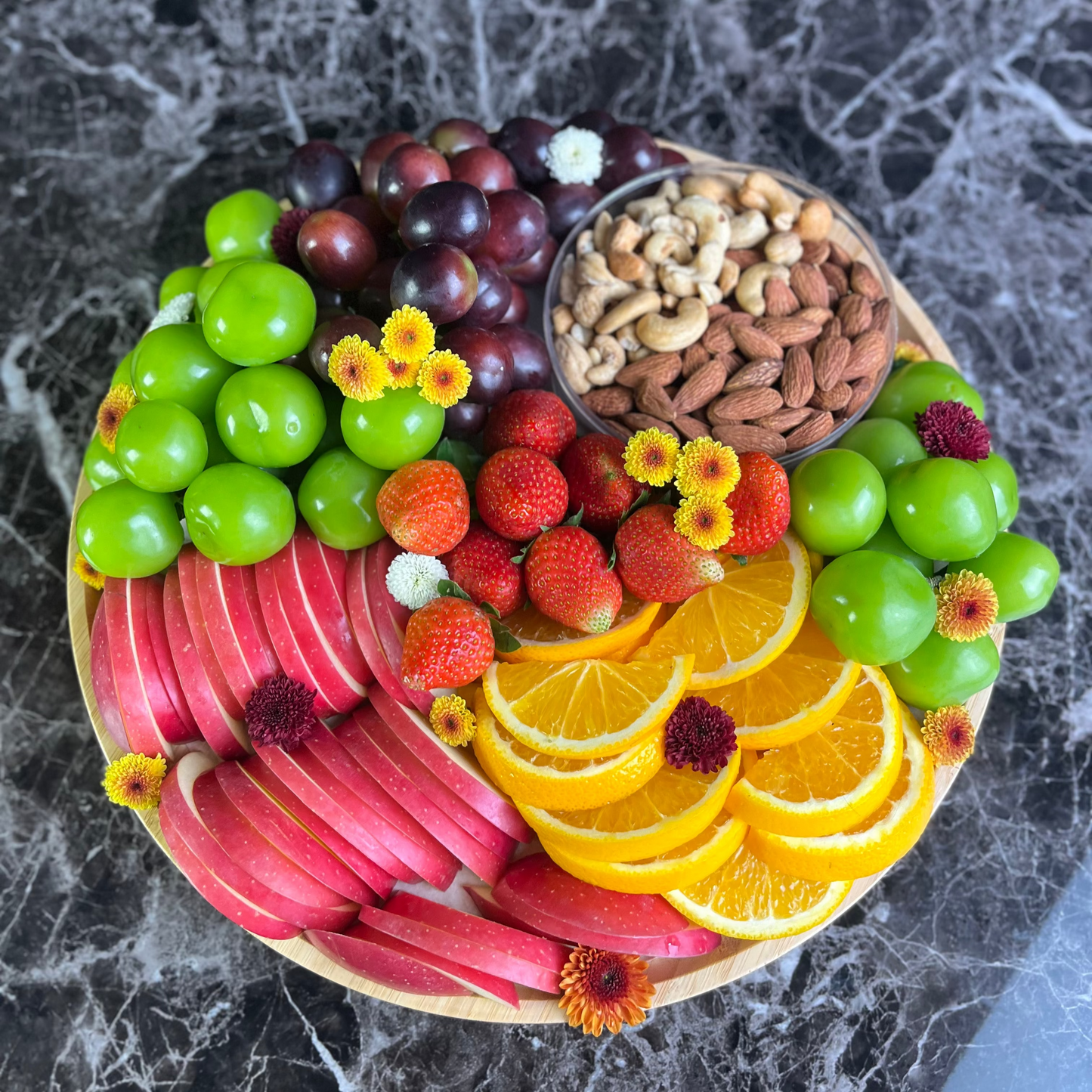 Round Fruit Platter Jakarta and Surabaya. With cashew and almond. By Le bliss platter.