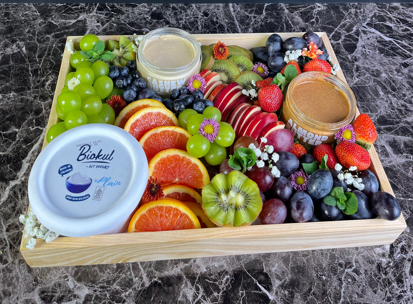 Healthy fruit platter by Le Bliss Platter. Featuring a healthy cashew butter and almond butter from NuttaNut. A healthy nut and seed butter. Deliver to Jakarta, Tangerang, Depok, Bekasi, Surabaya