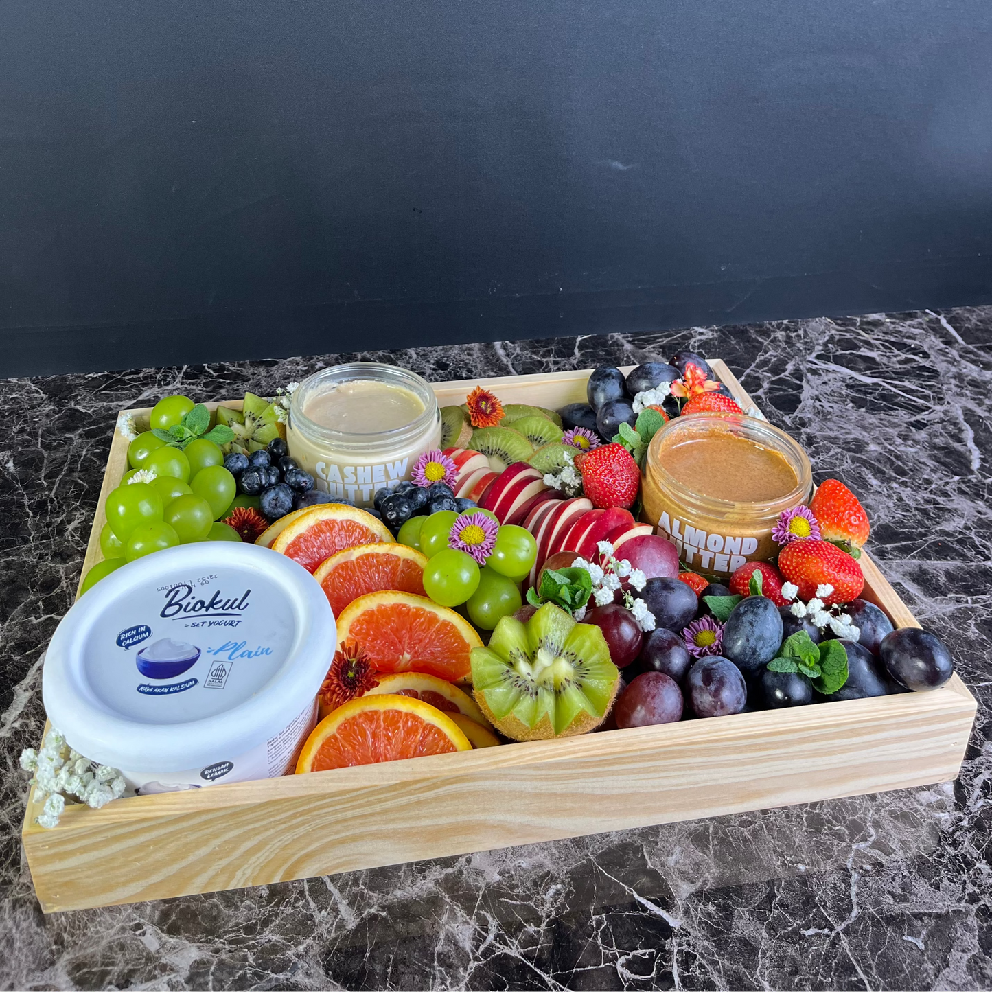 Healthy fruit platter by Le Bliss Platter. Featuring yoghurt, a healthy cashew butter and almond butter from NuttaNut. A healthy nut and seed butter. Deliver to Jakarta, Tangerang, Depok, Bekasi, Surabaya