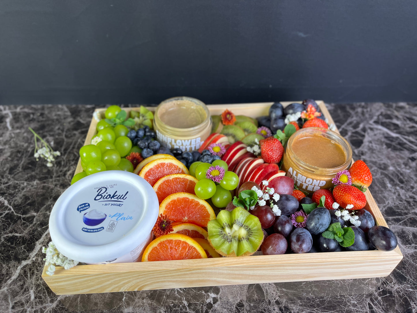 Healthy fruit platter by Le Bliss Platter. Featuring a healthy cashew butter and almond butter from NuttaNut. A healthy nut and seed butter. Deliver to Jakarta, Tangerang, Depok, Bekasi, Surabaya. Fruit platter Indonesia 