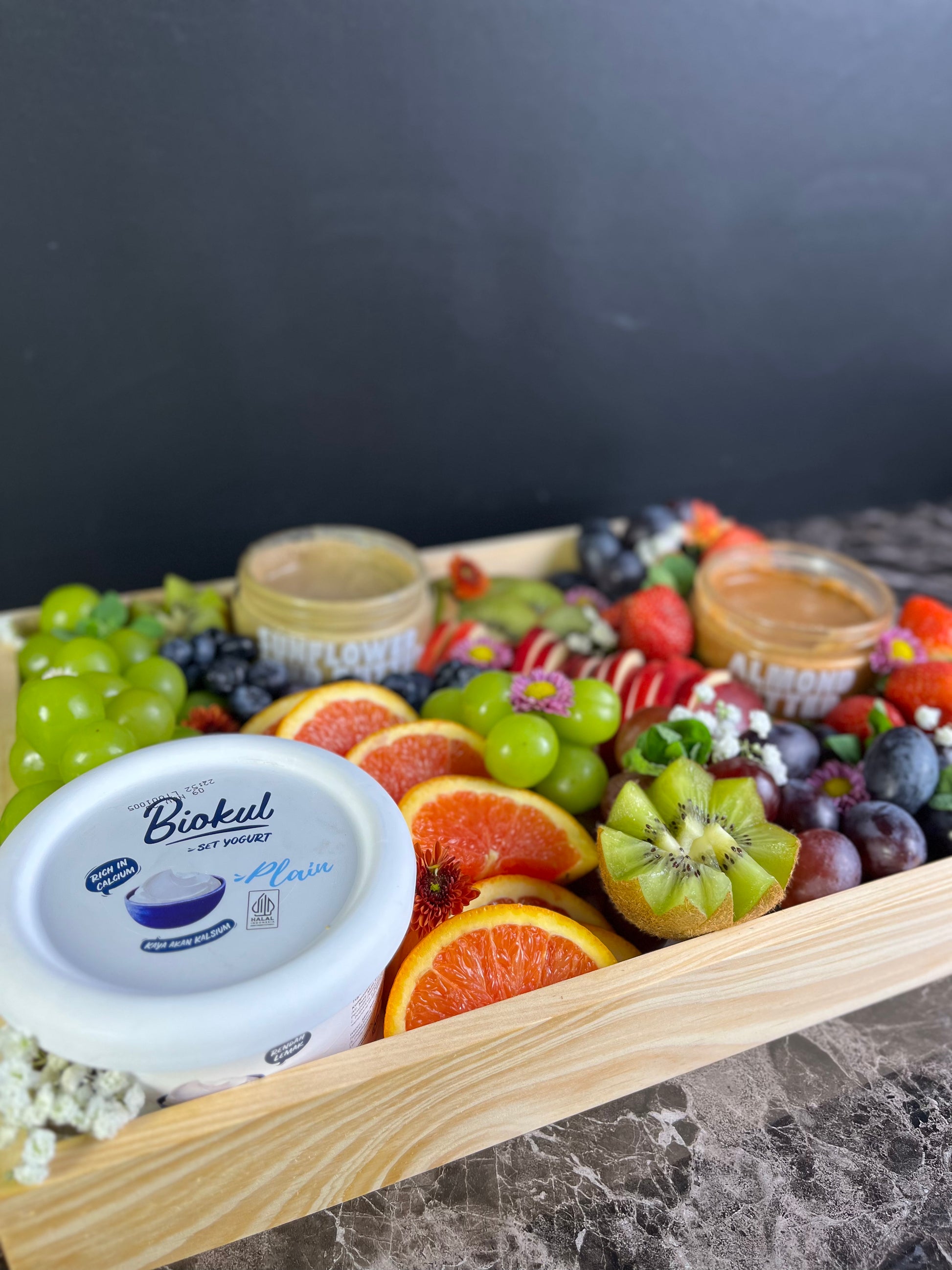 Healthy fruit platter by Le Bliss Platter. Featuring yoghurt and a healthy cashew butter and almond butter from NuttaNut. A healthy nut and seed butter. Deliver to Jakarta, Tangerang, Depok, Bekasi, Surabaya