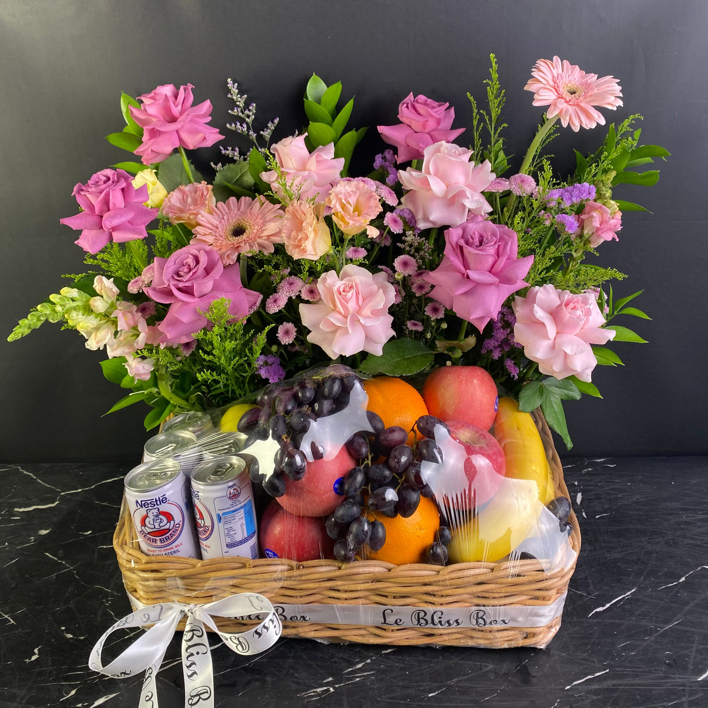Parcel Buah dengan susu bear brand dan bunga segar by Le bliss box. Pengiriman Jakarta, cirebon, tangerang, Surabaya 