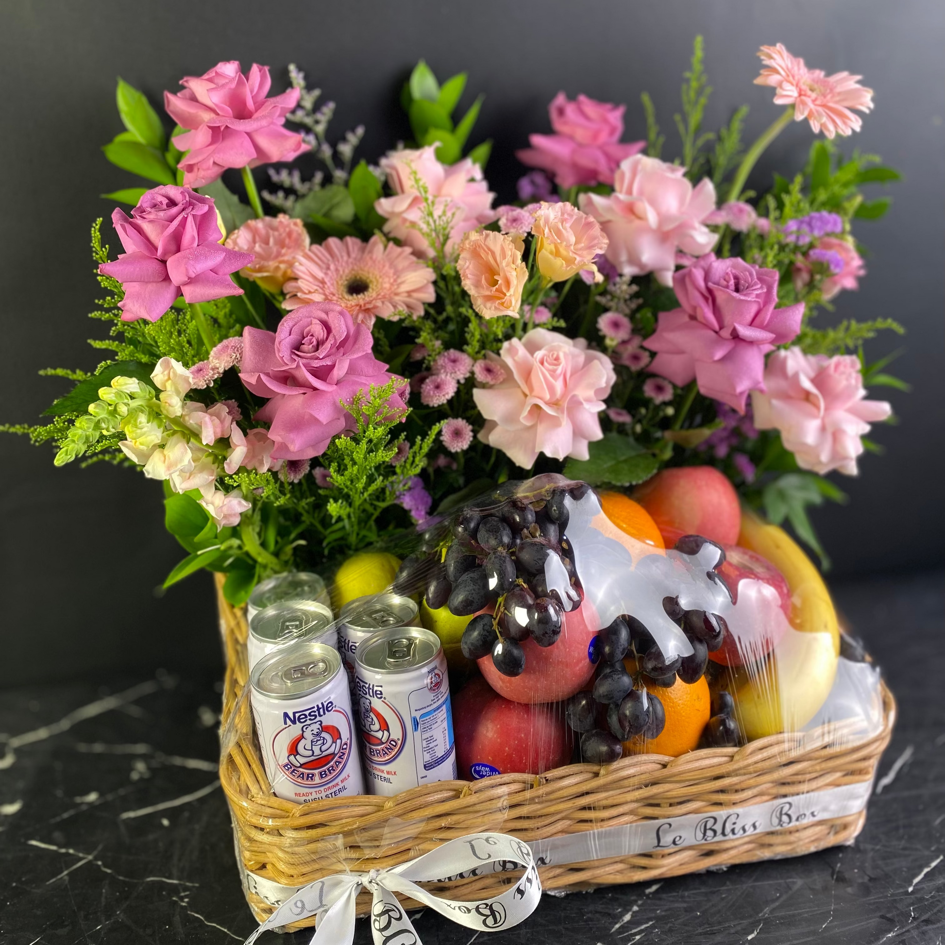 Parcel Buah dengan susu bear brand dan bunga segar by Le bliss box. Pengiriman Jakarta, cirebon, tangerang, Surabaya 