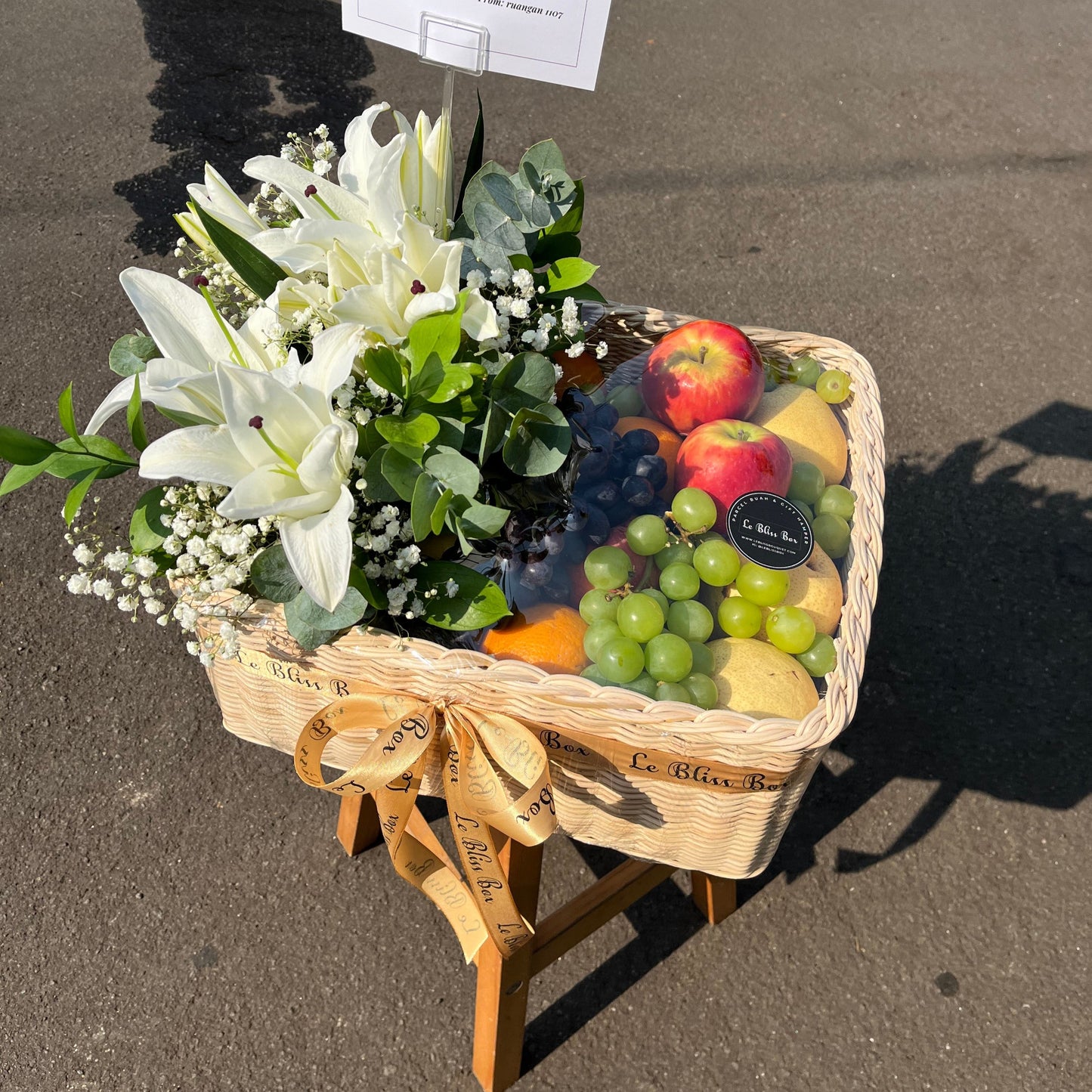 Hamper buah mewah dari Le Bliss Bouquet, dihiasi dengan bunga lili putih segar dan buah-buahan premium seperti apel, anggur, dan jeruk, dikemas dalam keranjang anyaman dengan pita elegan, sempurna untuk hadiah spesial di Jakarta, Bintaro, BSD, dan Cirebon. Pengiriman sameday tersedia.