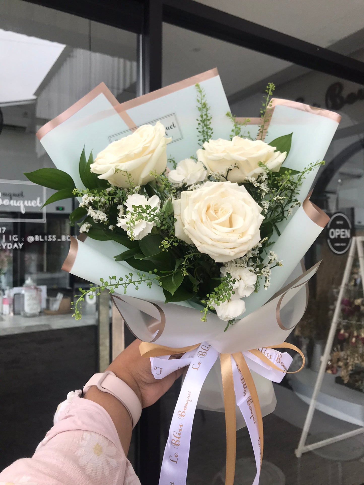 Signature Three Rose Smallie Bouquet