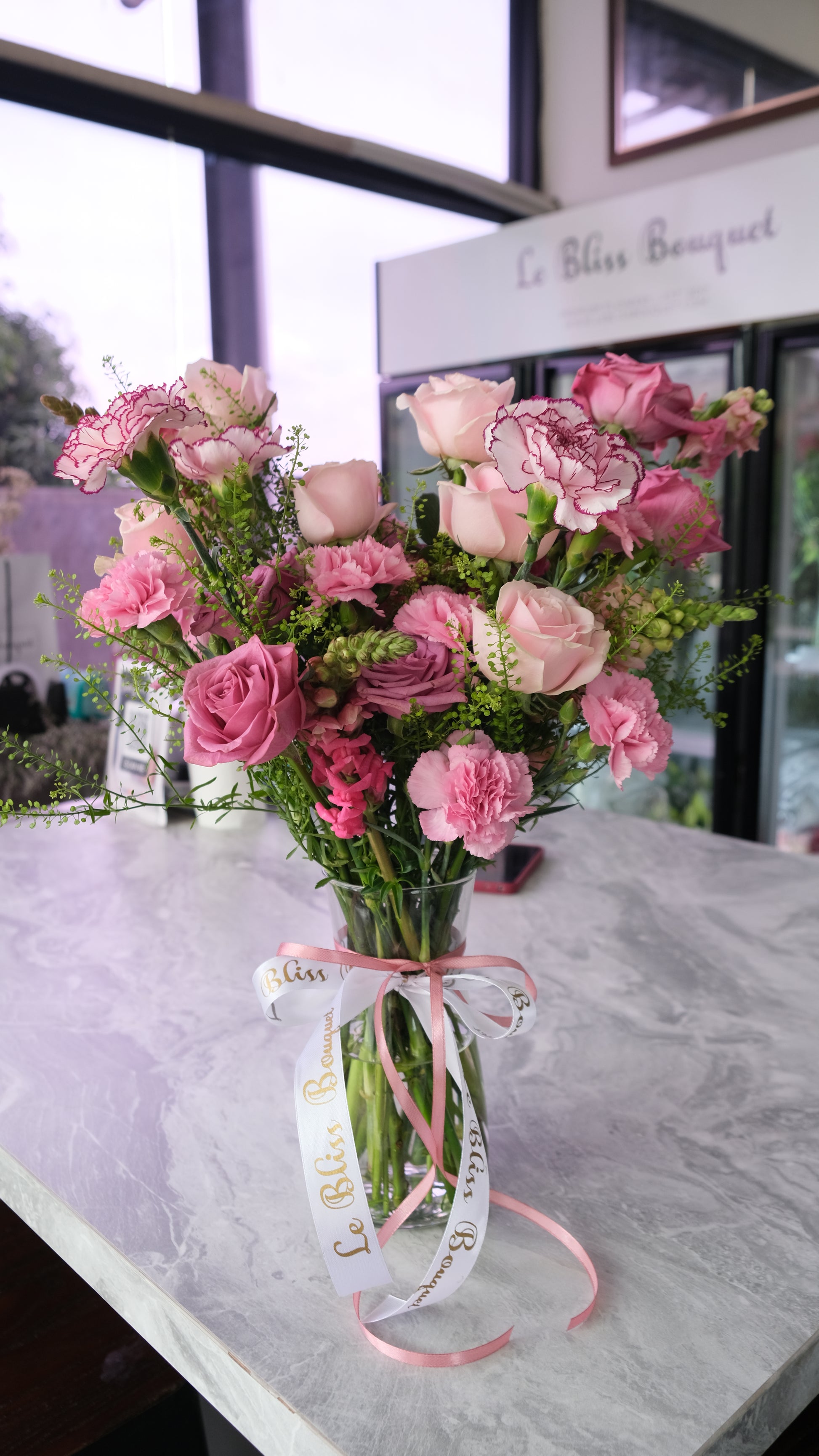  Kado Hari Ibu yang elegan dengan bunga premium. Pengiriman Surabaya, Jakarta & Cirebon. Perfect Mother’s Day flower gift. Bunga meja hari ibu