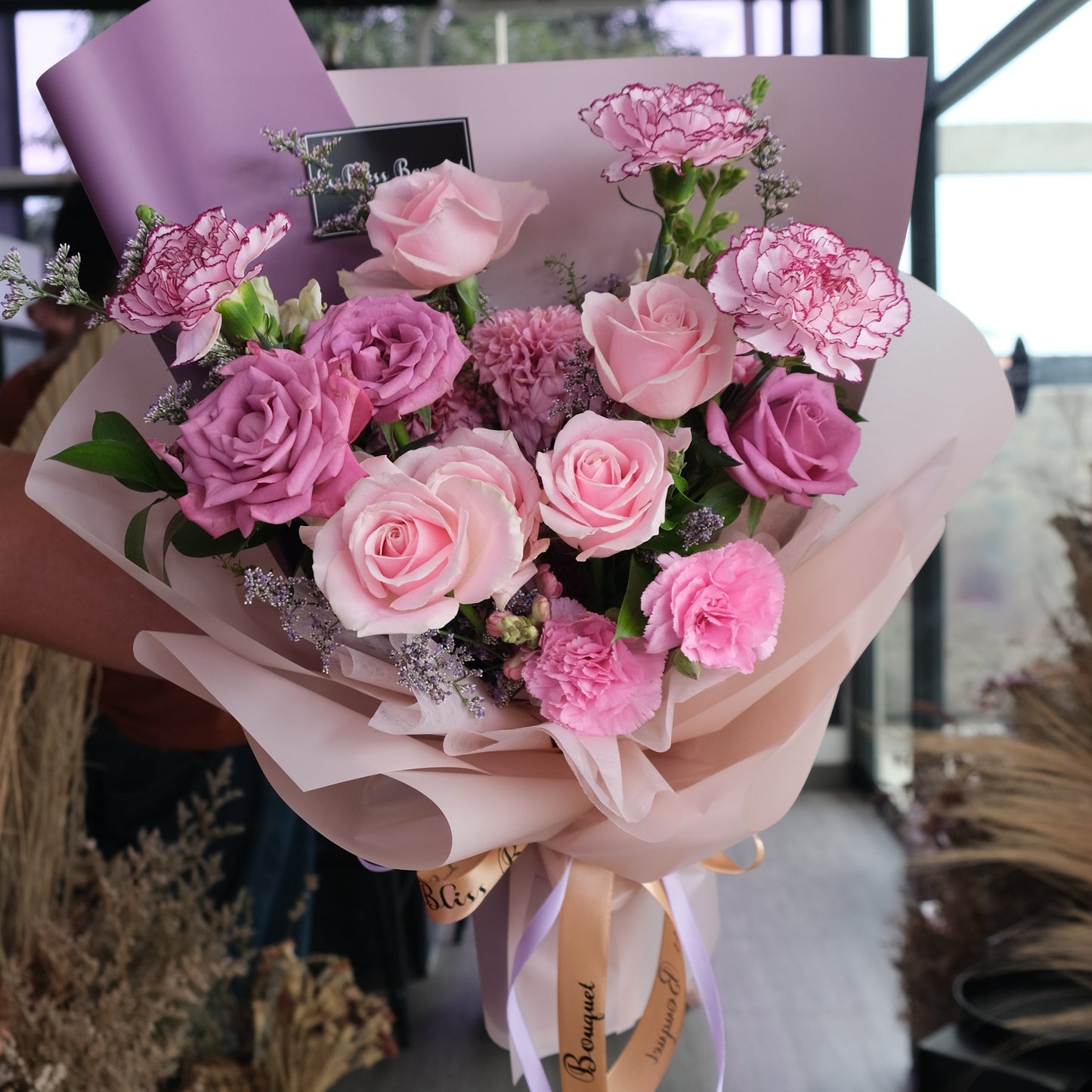 Kado hari ibu, Pink Lilac Sonata Medium Bouquet dari Le Bliss Bouquet. Kado Hari Ibu yang elegan dengan mawar pink & lilac. Pengiriman Surabaya, Jakarta & Cirebon. Premium & heartfelt.