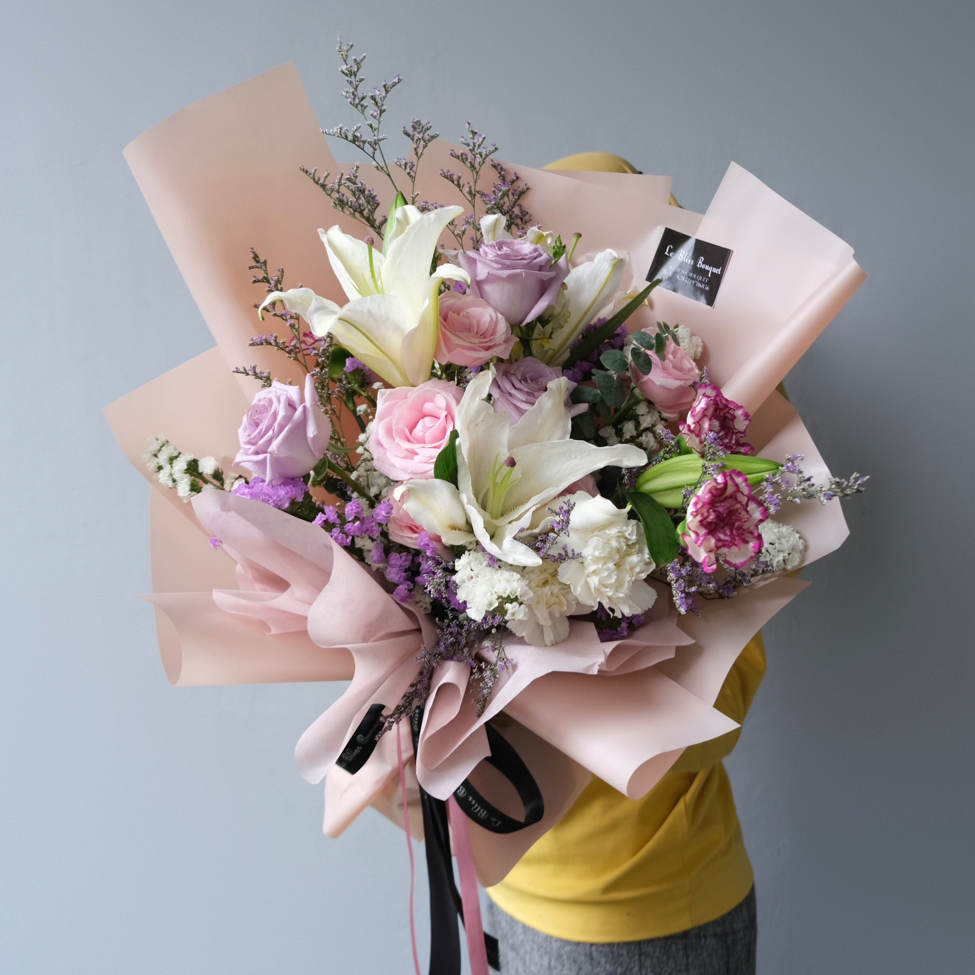 Le Bliss Bouquet’s Lily Ocean Song Bouquet — a dreamy mix of lilies and roses. Best luxury florist in Jakarta, Surabaya, Tangerang & Cirebon.