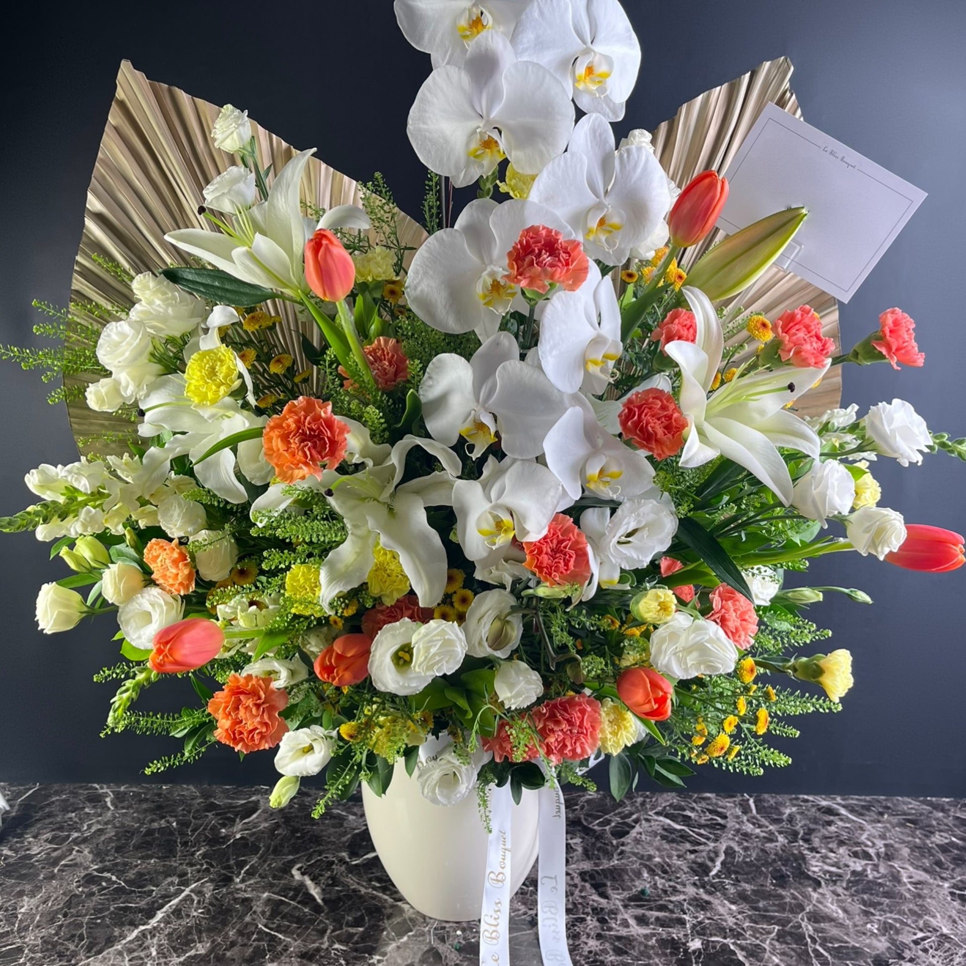 Le Bliss Bouquet’s No Rose Grand Vase Arrangement — elegant premium flowers in a vase. Best flower arrangement in Jakarta, Surabaya & Cirebon.