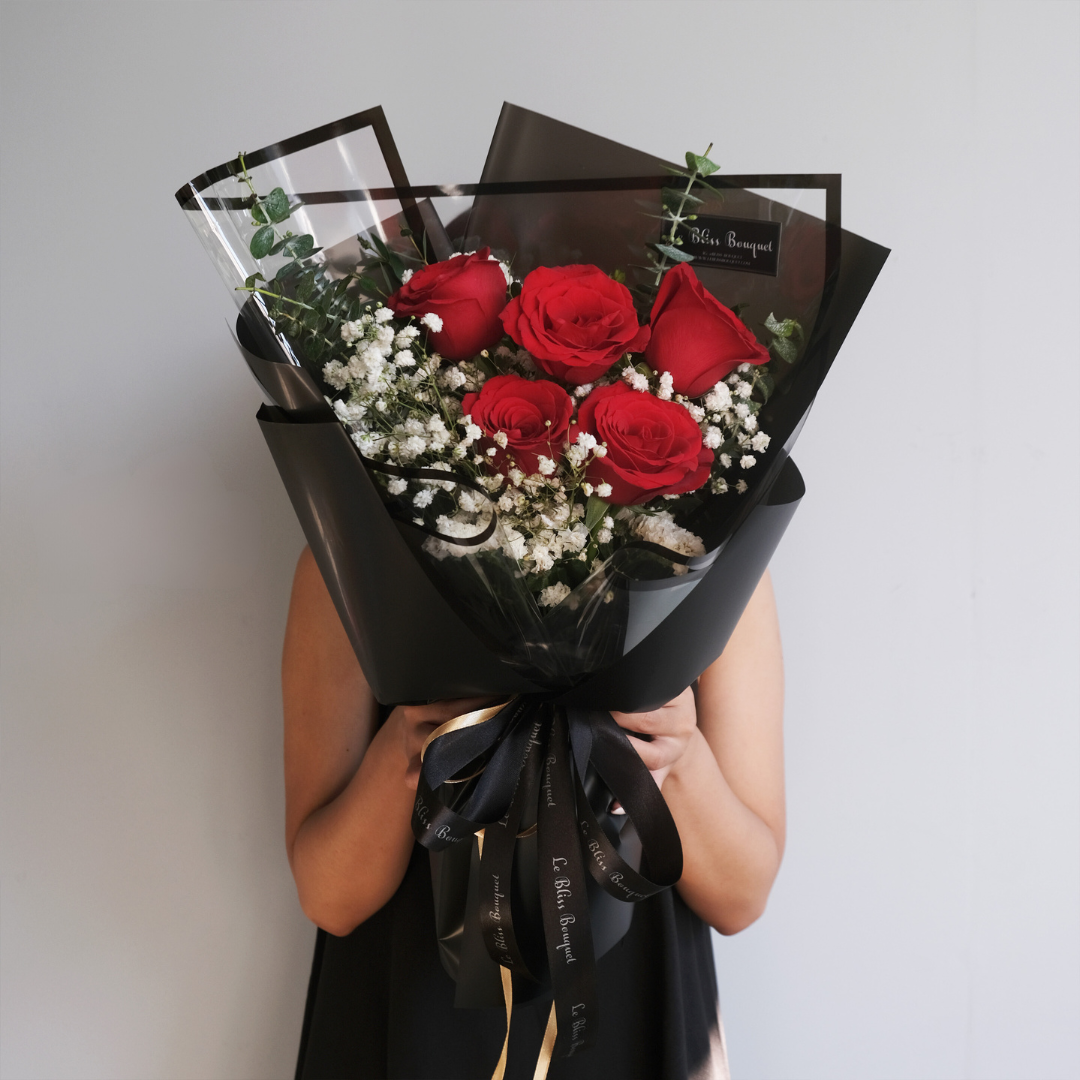 Le Bliss Bouquet’s Red Romance Bouquet — a classic arrangement of red roses symbolizing love. Same-day delivery across Jabodetabek, Surabaya & Cirebon.