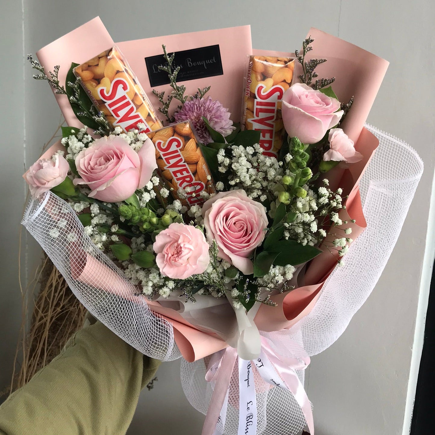 Le Bliss Bouquet’s SilverQueen Pink Rose Bouquet — elegant roses with chocolates. Best luxury florist delivery in Jakarta, Surabaya & Cirebon.