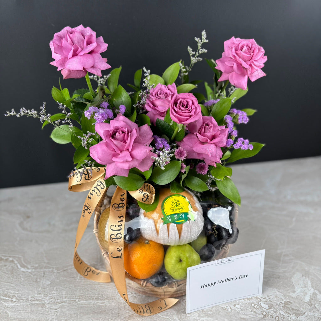 Lilac Sonata Blooming Fruit Basket dari Le Bliss Box. Premium fruit hamper dengan buah segar & dekor lilac yang elegan. Pengiriman Surabaya, Jakarta, Tangerang & Cirebon.