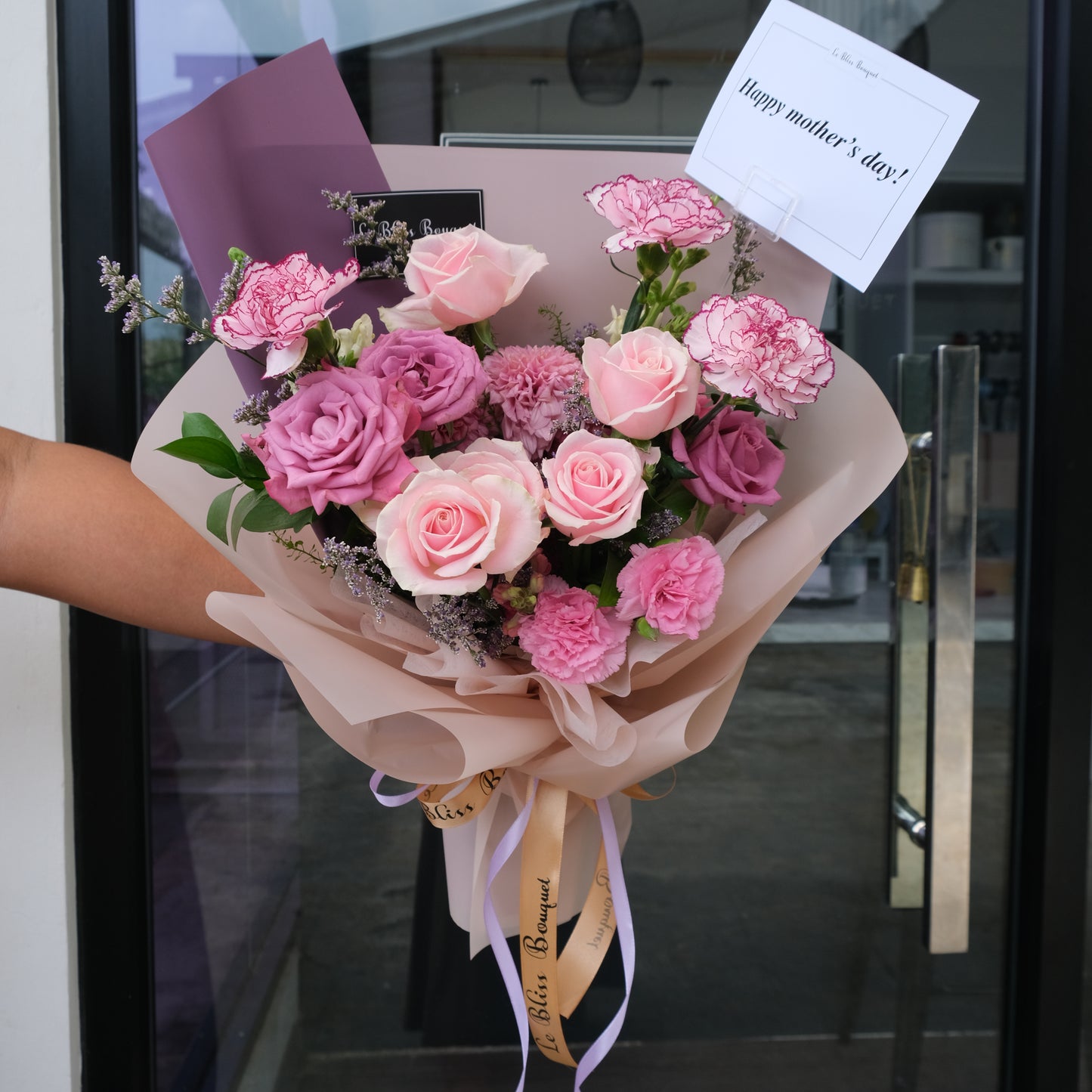  Medium Bouquet dari Le Bliss Bouquet. Kado Hari Ibu yang elegan dengan mawar pink & lilac. Pengiriman Surabaya, Jakarta & Cirebon. Premium & heartfelt.