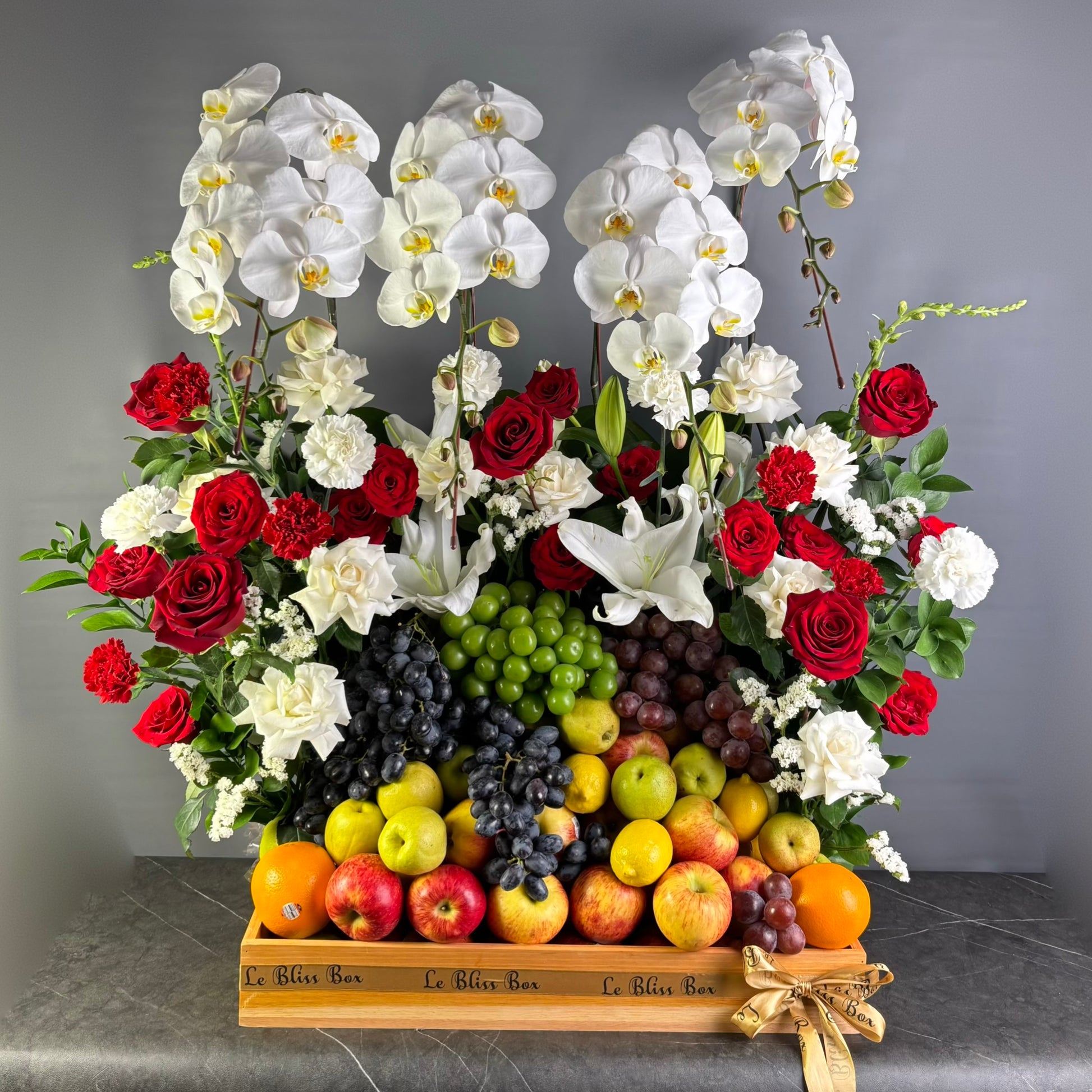 Parcel buah besar dengan anggrek, rangkaian bunga besar by le bliss box. parcel buah surabaya, jakarta, tangerang, gresik, surabaya, sidoarjo