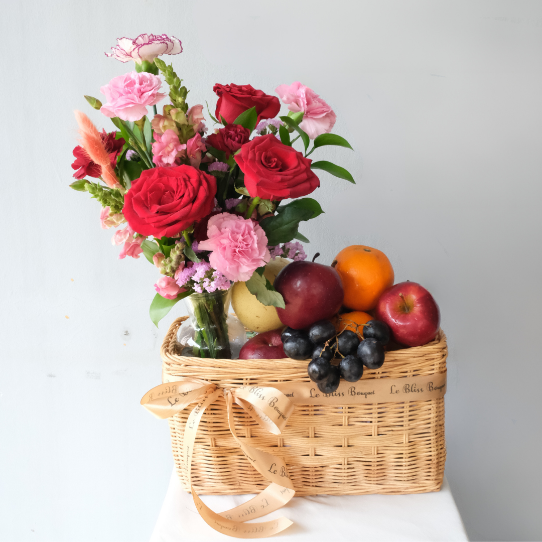 Parcel buah dengan bunga maroon untuk pengiriman di Surabaya, Jakarta, Cirebon, Bintaro, Tangerang.