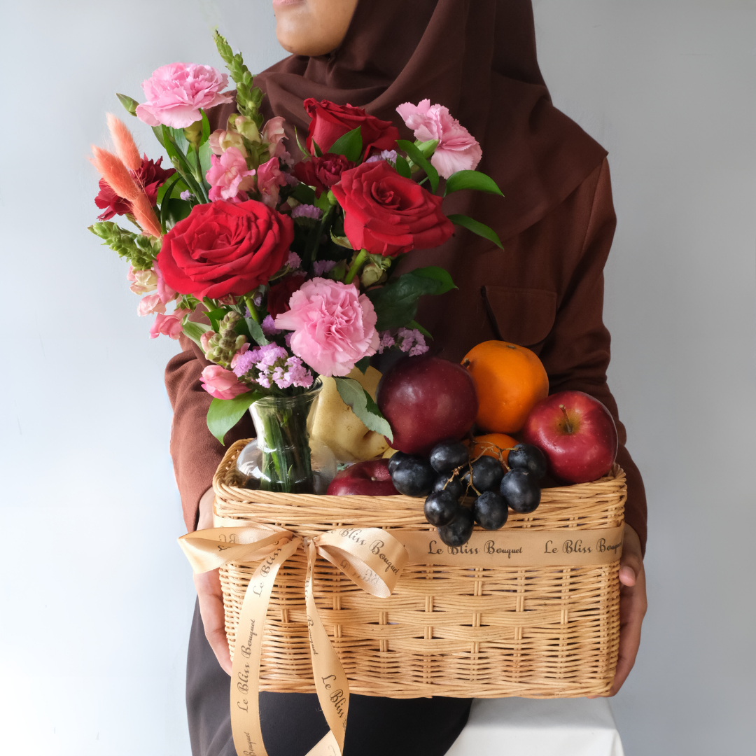 Parcel buah elegan dengan bunga maroon untuk pengiriman cepat di Jakarta dan Tangerang, Surabaya, Cirebon.