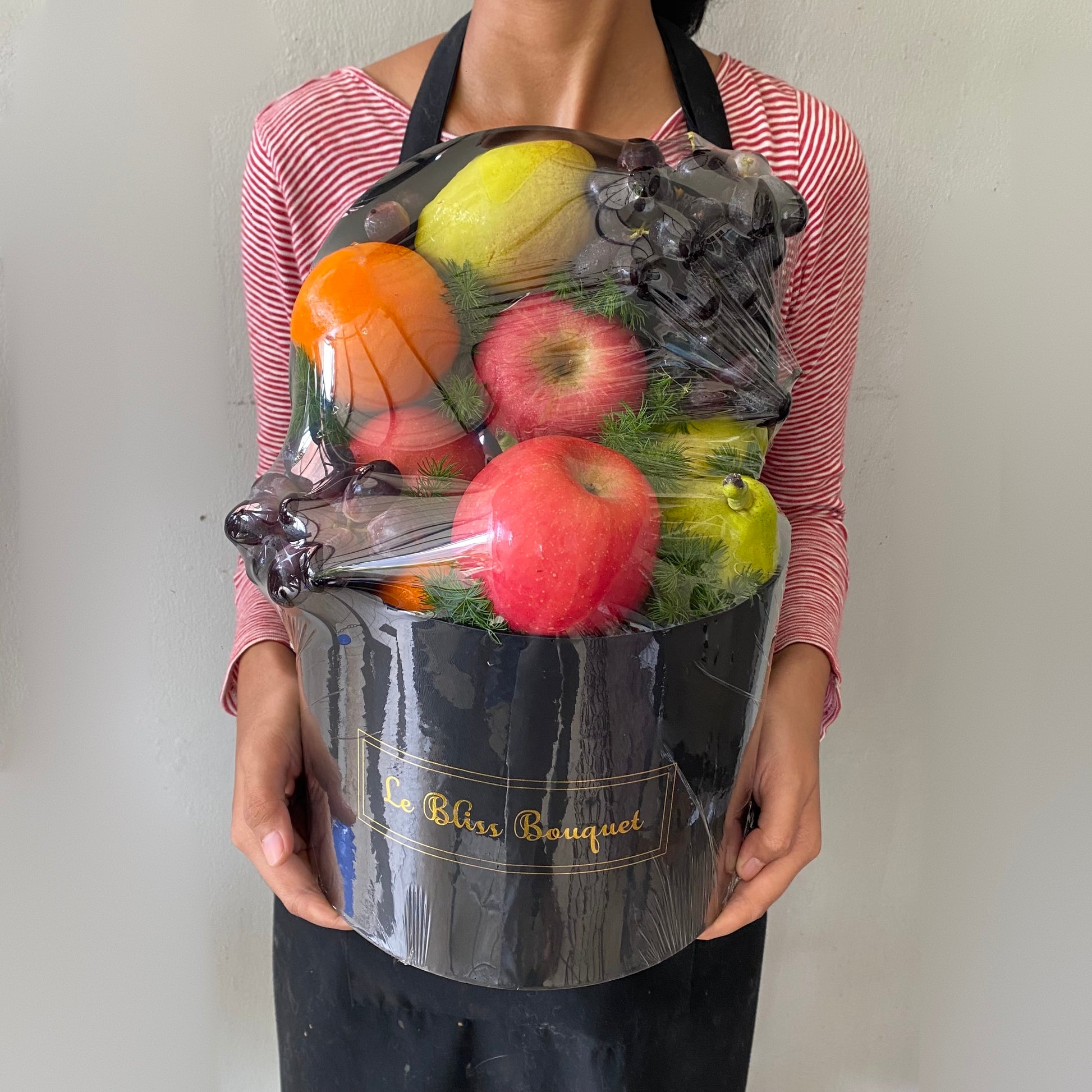 Parcel buah kekinian BloomBox dari Le Bliss Bouquet, berisi buah premium segar, tersedia untuk pengiriman cepat hari yang sama.