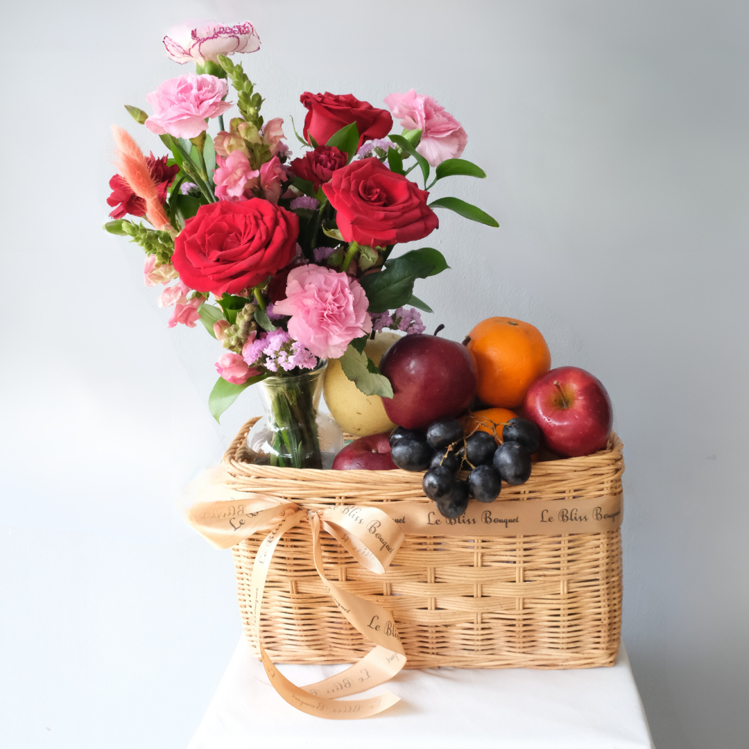 Parcel buah premium dalam kotak maroon elegan dari Le Bliss, cocok untuk pengiriman ke Jabodetabek, Cirebon, dan Surabaya.