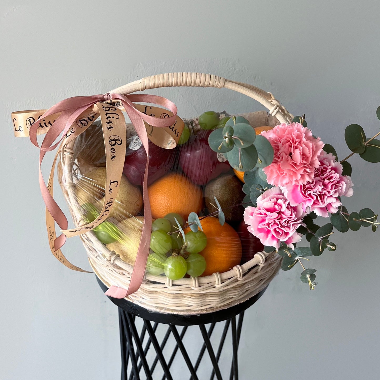 Parcel buah kekinian dengan bunga segar dalam keranjang elegan dari Le Bliss Box, parcel buah Surabaya, fruit hamper surabaya