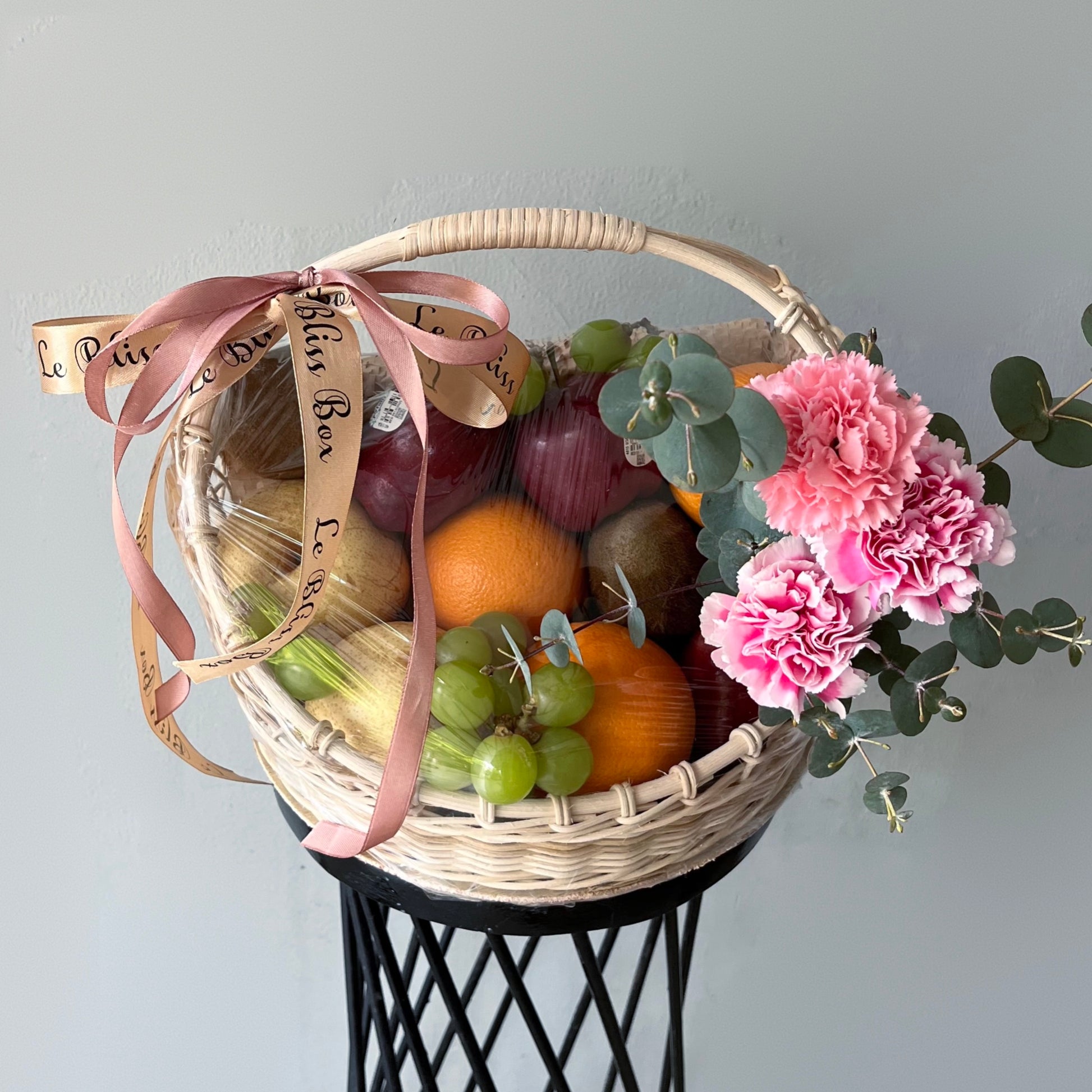 Parcel buah kekinian dengan bunga segar dalam keranjang elegan dari Le Bliss Box, parcel buah Surabaya, fruit hamper surabaya