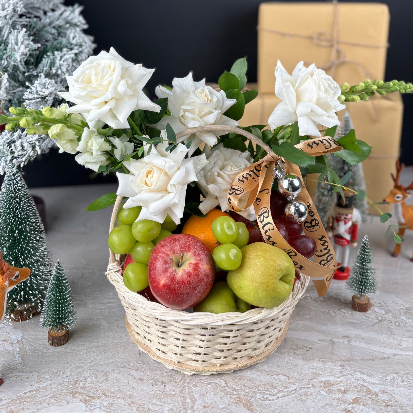 Parcel buah natal cirebon, parcel buah surabaya. Blooming Winter Sonata Fruit Basket dari Le Bliss Box. Christmas fruit hamper mewah dengan buah premium & dekorasi festive. Pengiriman Surabaya, Jakarta & Cirebon.
