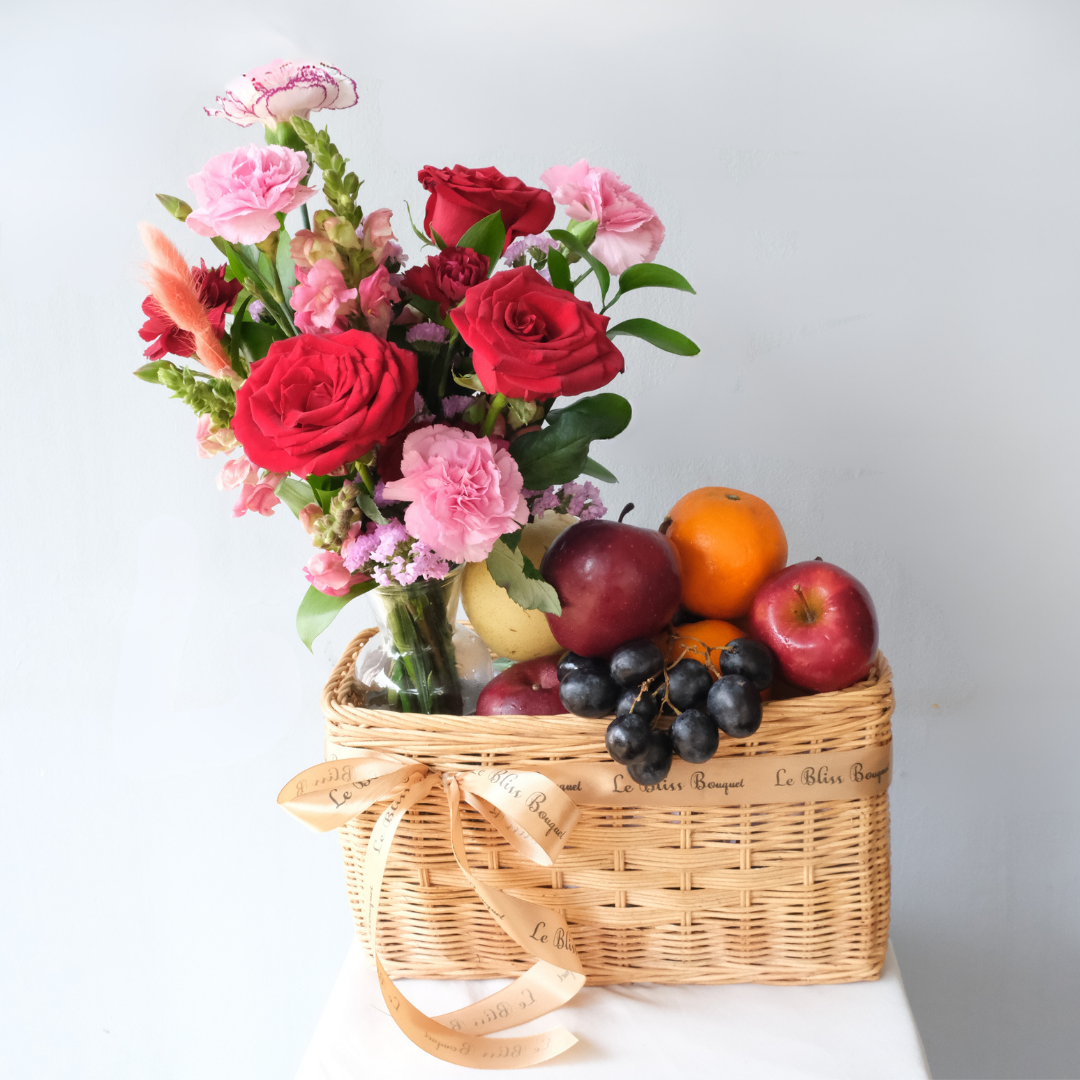 Parcel buah premium dengan bunga maroon untuk hadiah di Tangerang dan Bintaro, Cirebon dan Surabaya