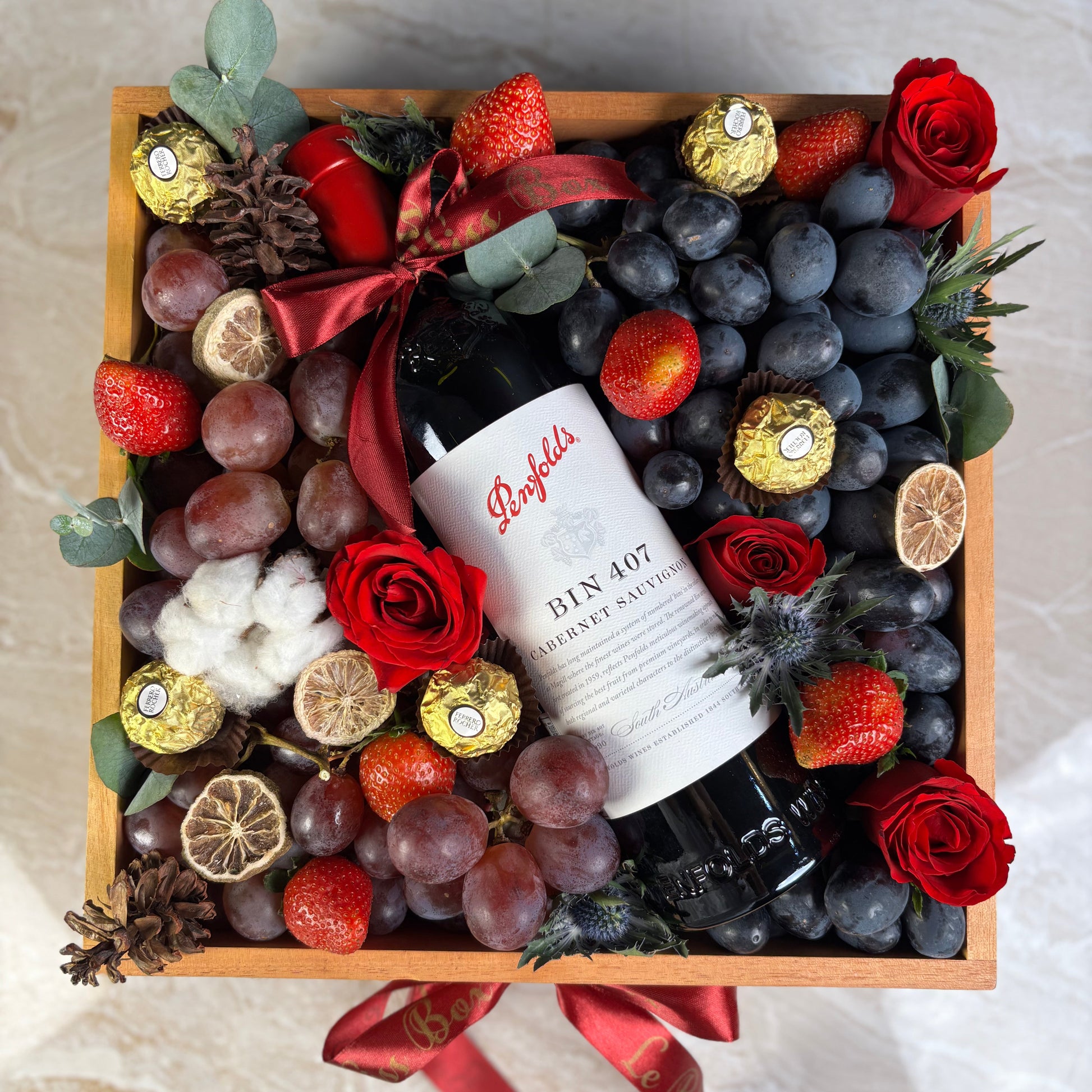 Penfolds Wine Hamper Jakarta, Surabaya. With Fresh autumn grapes, red globe grapes and strawberries and chocolate. Wine Hamper Jakarta