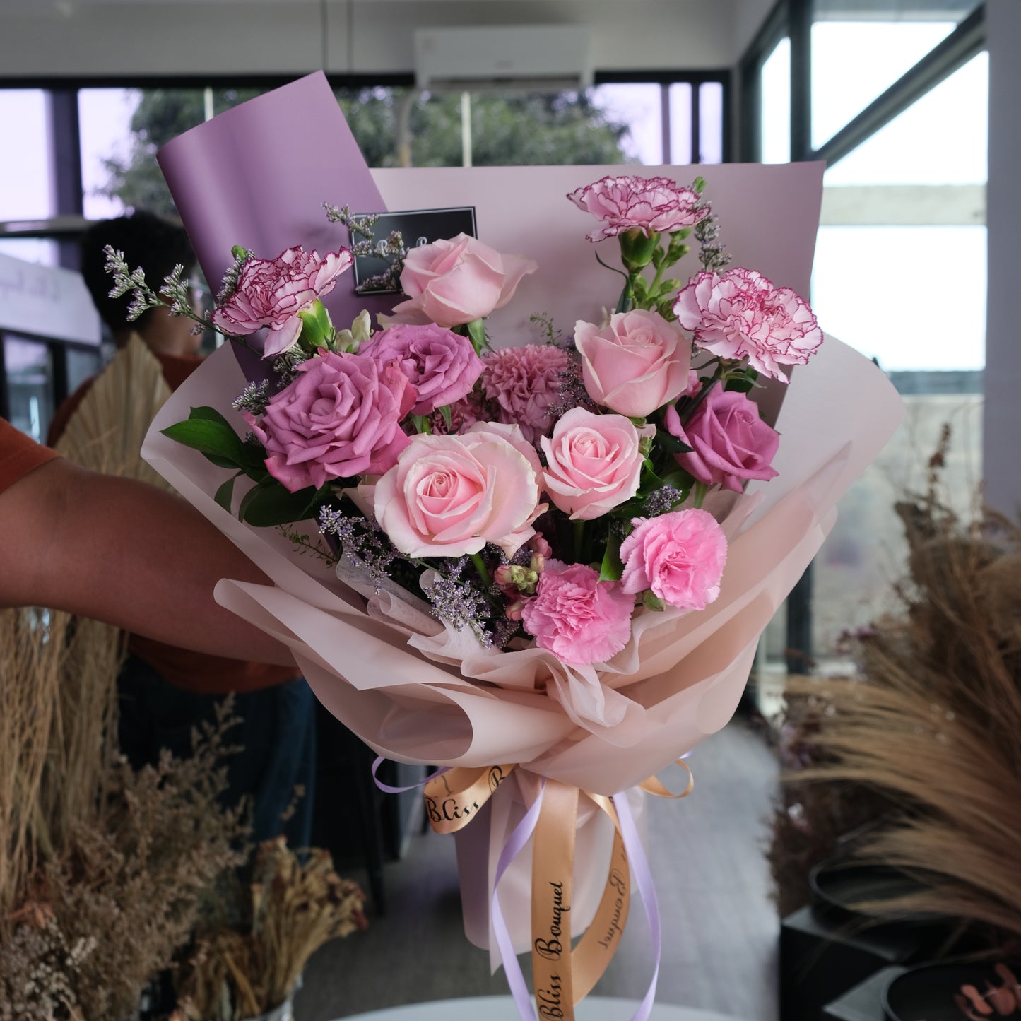 Pink Lilac Sonata Medium Bouquet dari Le Bliss Bouquet. Kado Hari Ibu yang elegan dengan mawar pink & lilac. Pengiriman Surabaya, Jakarta & Cirebon. Premium & heartfelt.