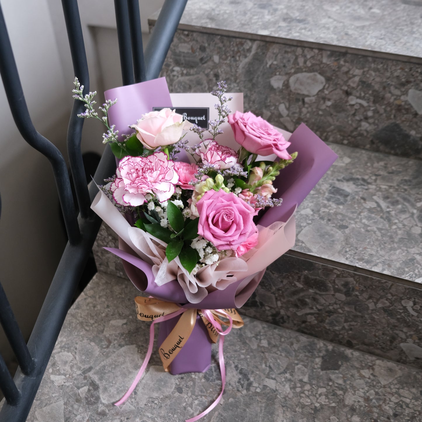 Pink Lilac Sonata Smallie Bouquet dari Le Bliss Bouquet. Kado Hari Ibu elegan dengan bunga pink & lilac. Pengiriman Surabaya, Jakarta & Cirebon. 