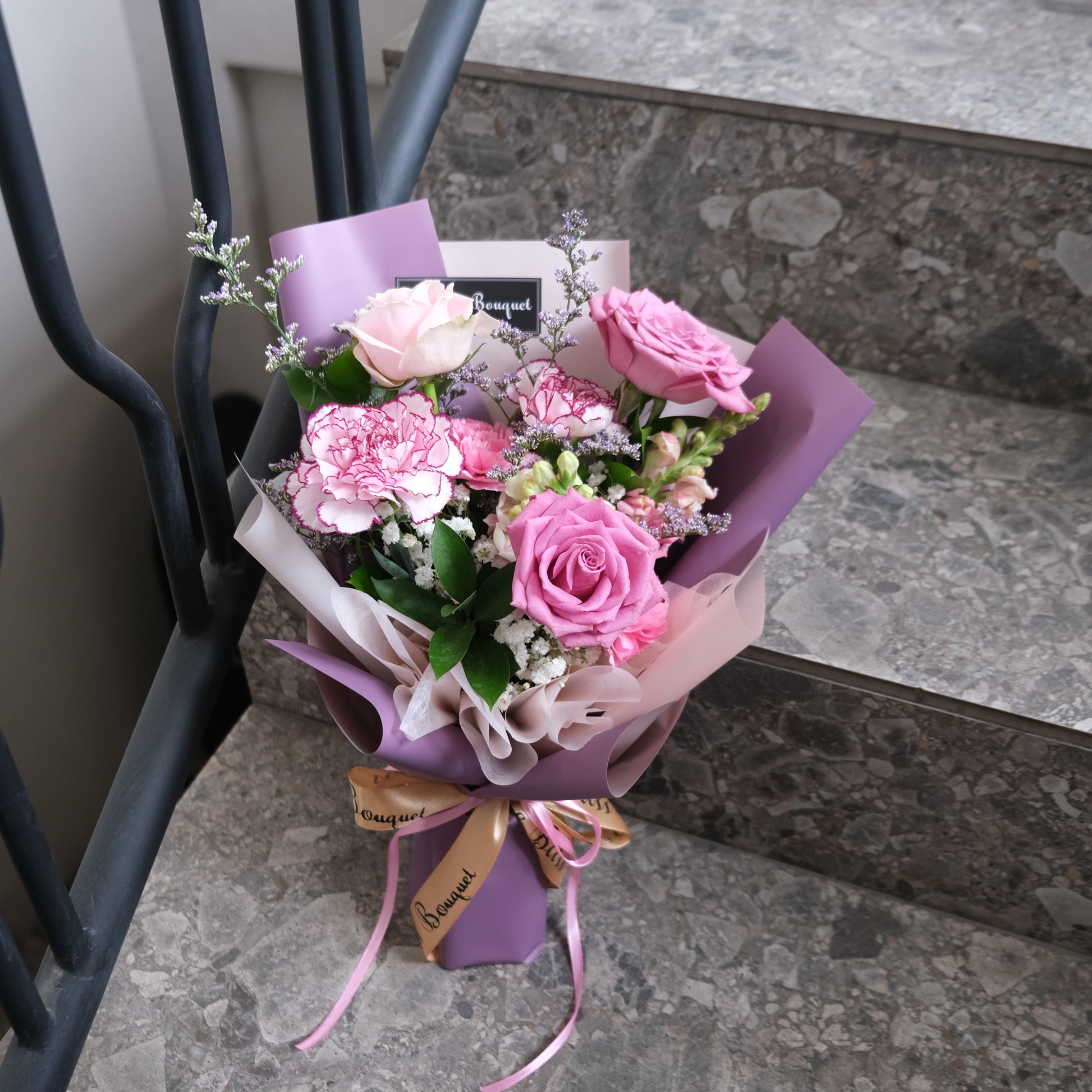 Pink Lilac Sonata Smallie Bouquet dari Le Bliss Bouquet. Kado Hari Ibu elegan dengan bunga pink & lilac. Pengiriman Surabaya, Jakarta & Cirebon. 