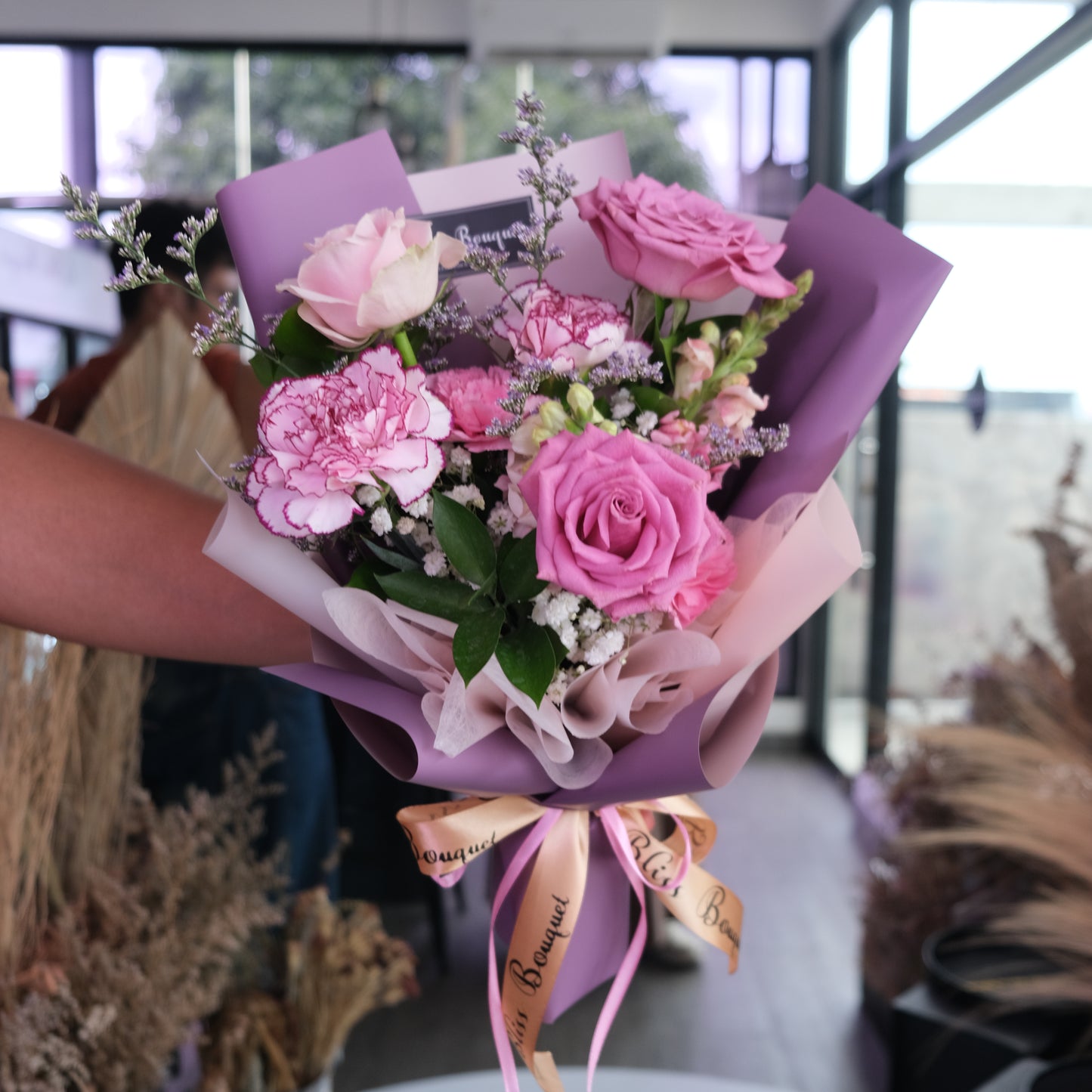 Pink Lilac Sonata Smallie Bouquet dari Le Bliss Bouquet. Kado Hari Ibu elegan dengan bunga pink & lilac. Pengiriman Surabaya, Jakarta & Cirebon. Fresh, sweet, premium.