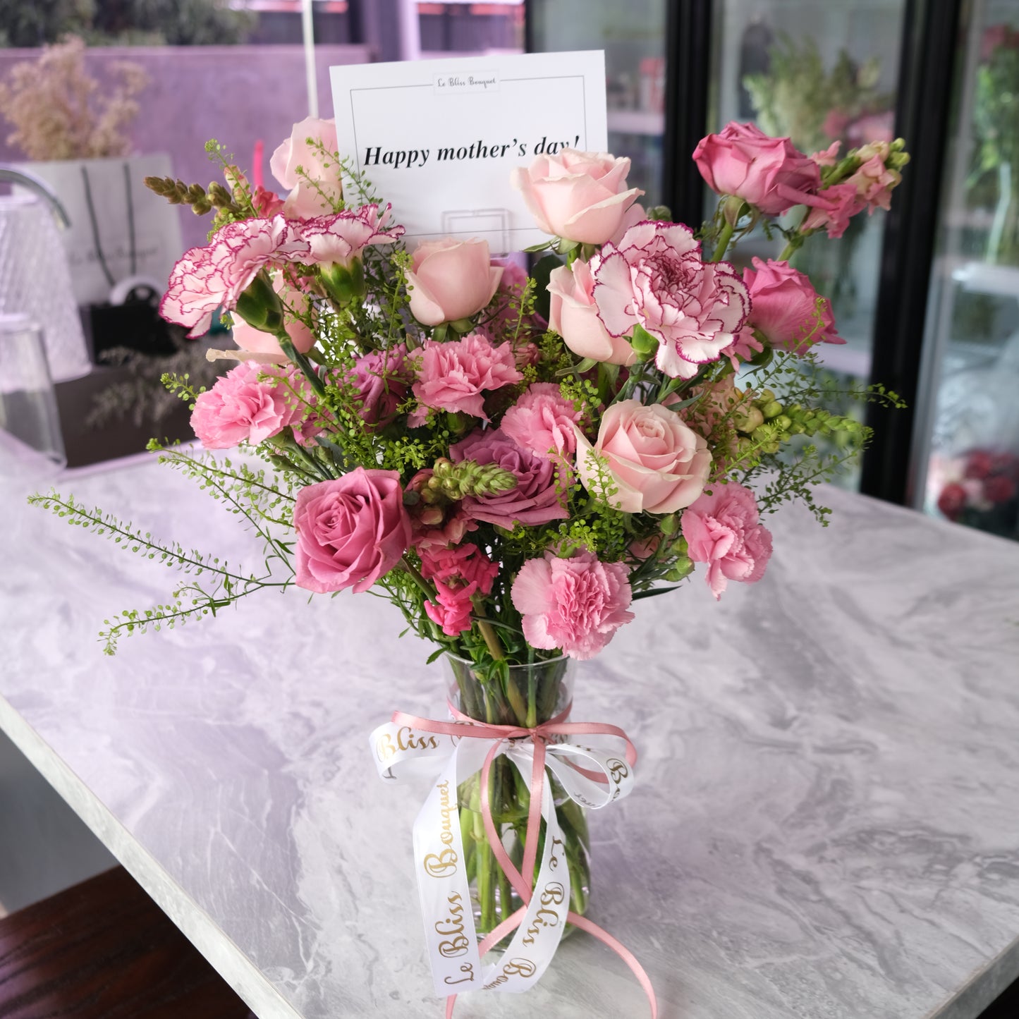 Pink Sonata Flower Vase dari Le Bliss Bouquet. Kado Hari Ibu yang elegan dengan bunga premium. Pengiriman Surabaya, Jakarta & Cirebon. Perfect Mother’s Day flower gift. 