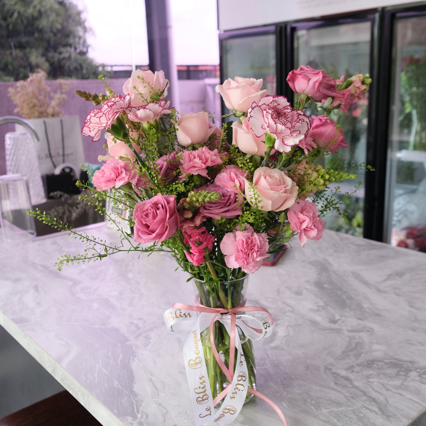 Pink Sonata Flower Vase dari Le Bliss Bouquet. Kado Hari Ibu yang elegan dengan bunga premium. Pengiriman Surabaya, Jakarta & Cirebon. Perfect Mother’s Day flower gift.  Bunga meja hari ibu