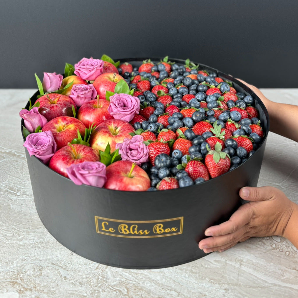 Premium Apples & Berries Round Fruit Box dari Le Bliss Box. Parcel buah segar untuk gift mewah di Surabaya, Jakarta, Tangerang & Cirebon. Cocok untuk hadiah sehat & elegan. kado hari ibu surabaya