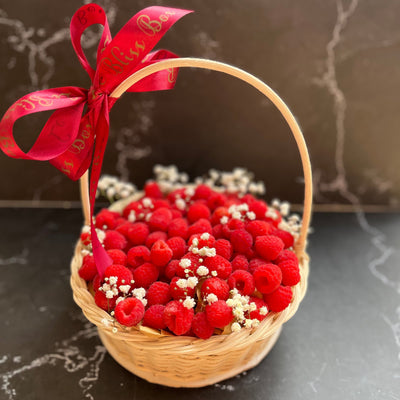 Raspberry Gift Basket elegan dari Le Bliss Bouquet dengan buah-buah segar premium, ideal untuk hampers istimewa. Pengiriman Jakarta.