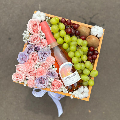 Rose Wine Pink Fruit Hamper – a luxurious wine gift set featuring premium rosé wine and fresh fruits, by Le Bliss Box. Jakarta and tangerang delivery. Indonesia