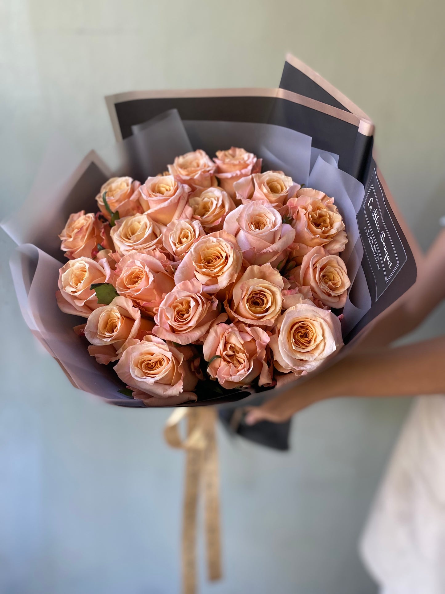 Round bouquet with shimmer Ecuador roses in champagne peach tone – luxury gift by Le Bliss Bouquet, delivery to Jakarta, Tangerang, Surabaya, Cirebon