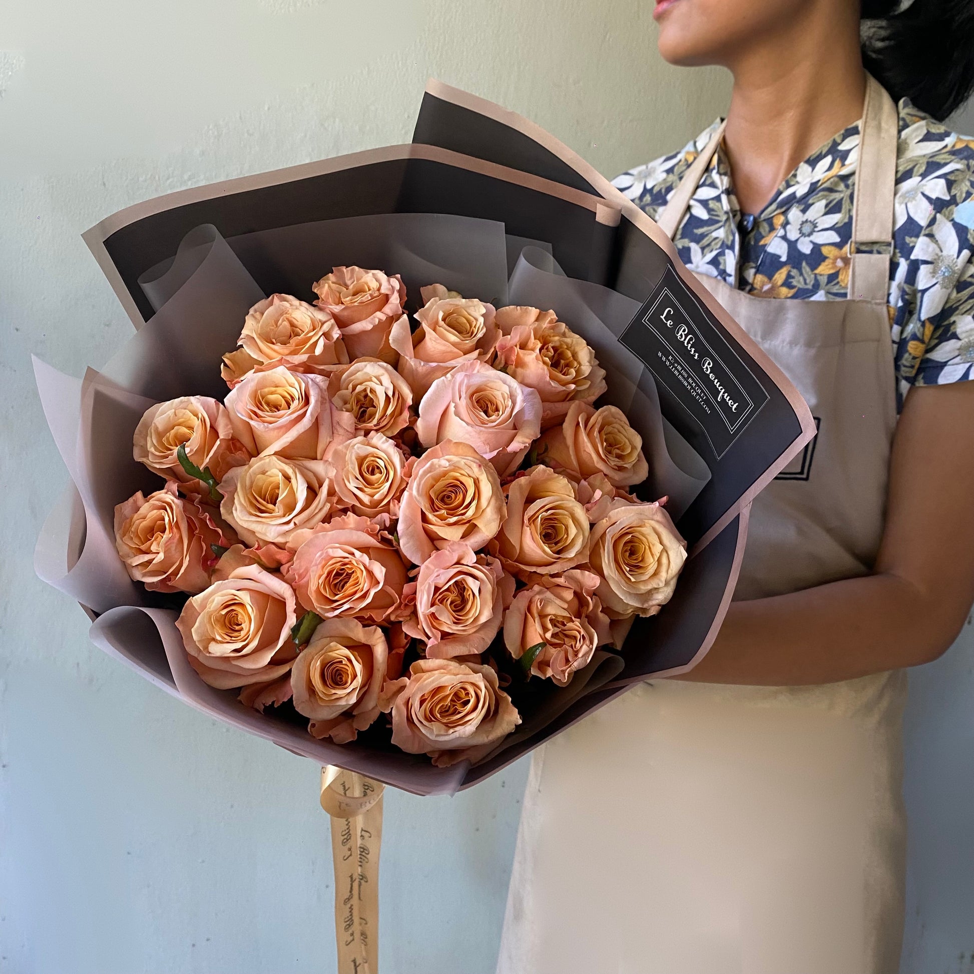 Round bouquet with shimmer Ecuador roses in champagne peach tone – luxury gift by Le Bliss Bouquet, florist surabaya.