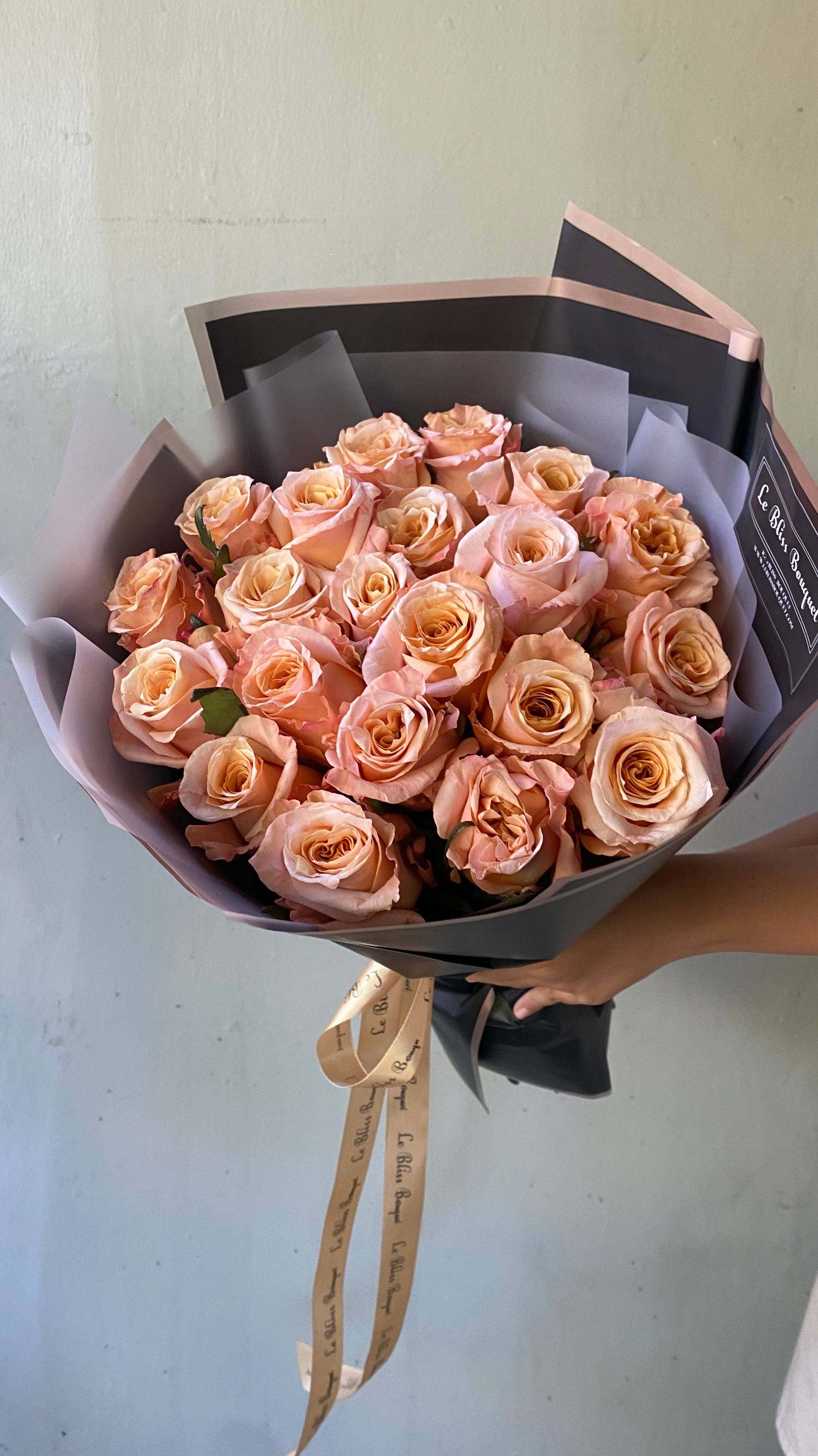 Round bouquet with shimmer Ecuador roses in champagne peach tone – luxury gift by Le Bliss Bouquet, flower bouquet Surabaya