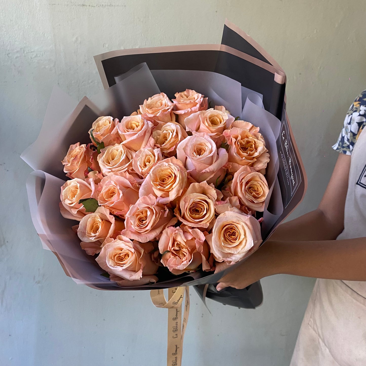 Round bouquet with shimmer Ecuador roses in champagne peach tone – luxury gift by Le Bliss Bouquet, toko bunga Surabaya